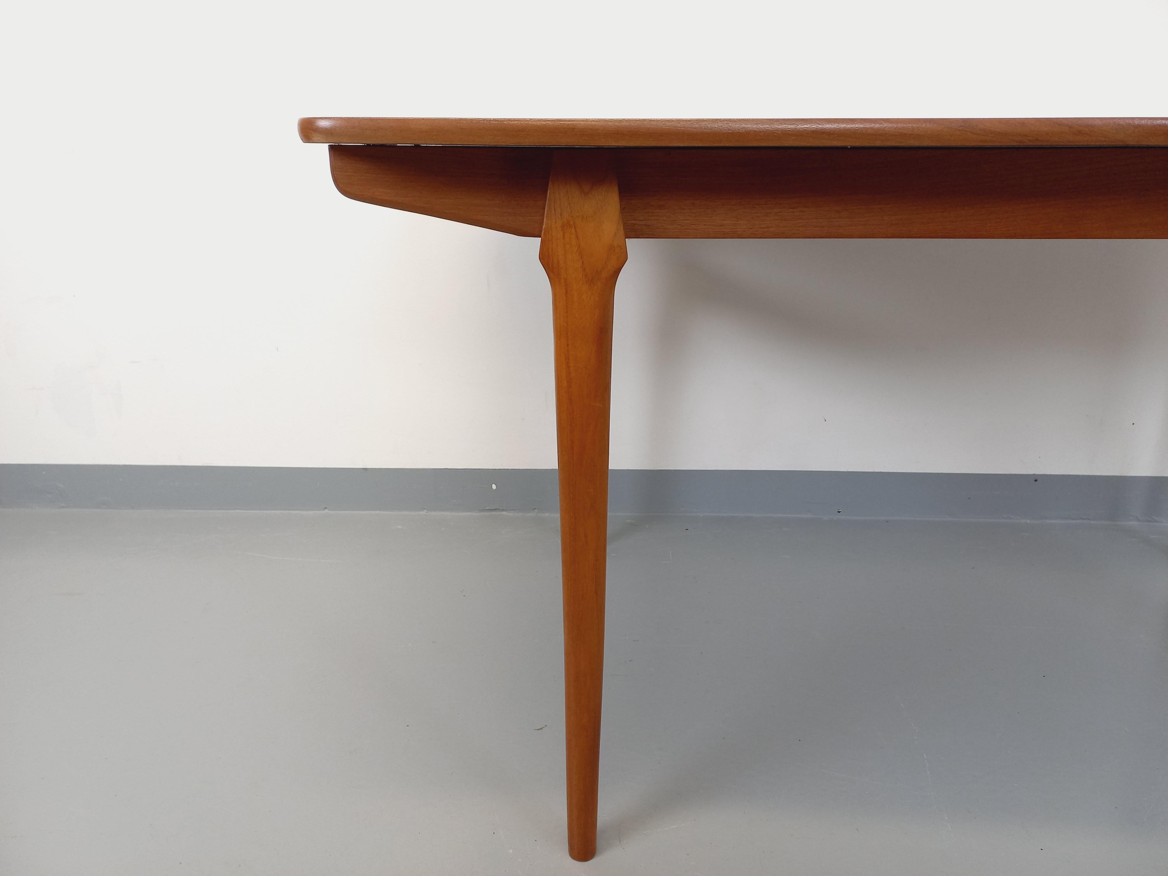 Table à manger style scandinave vintage des années 50 60 en teck avec rallonges Bon état à BESANÇON, FR