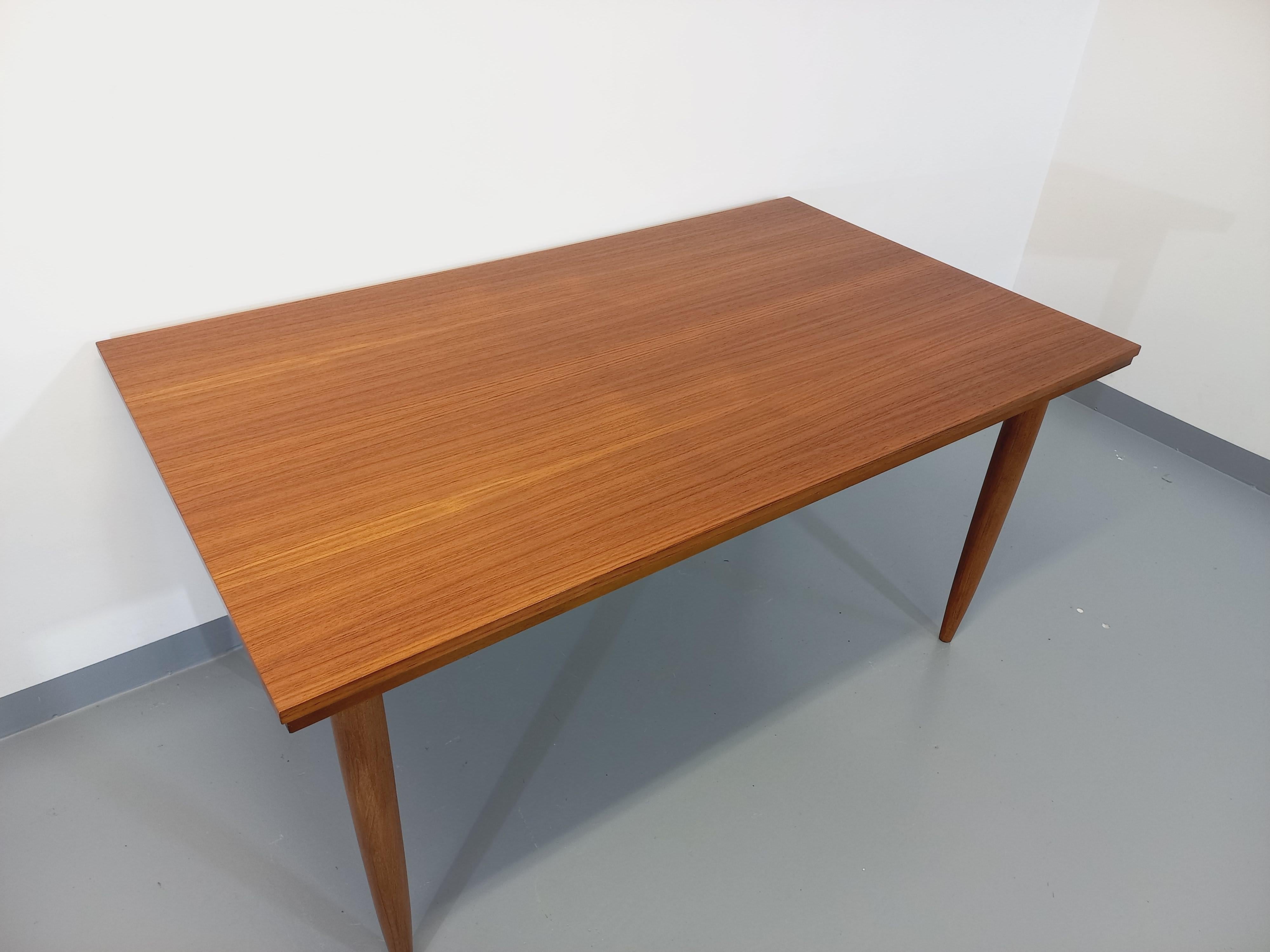 Table à manger style scandinave vintage des années 50 60 en teck avec rallonges mediados del siglo XX en venta
