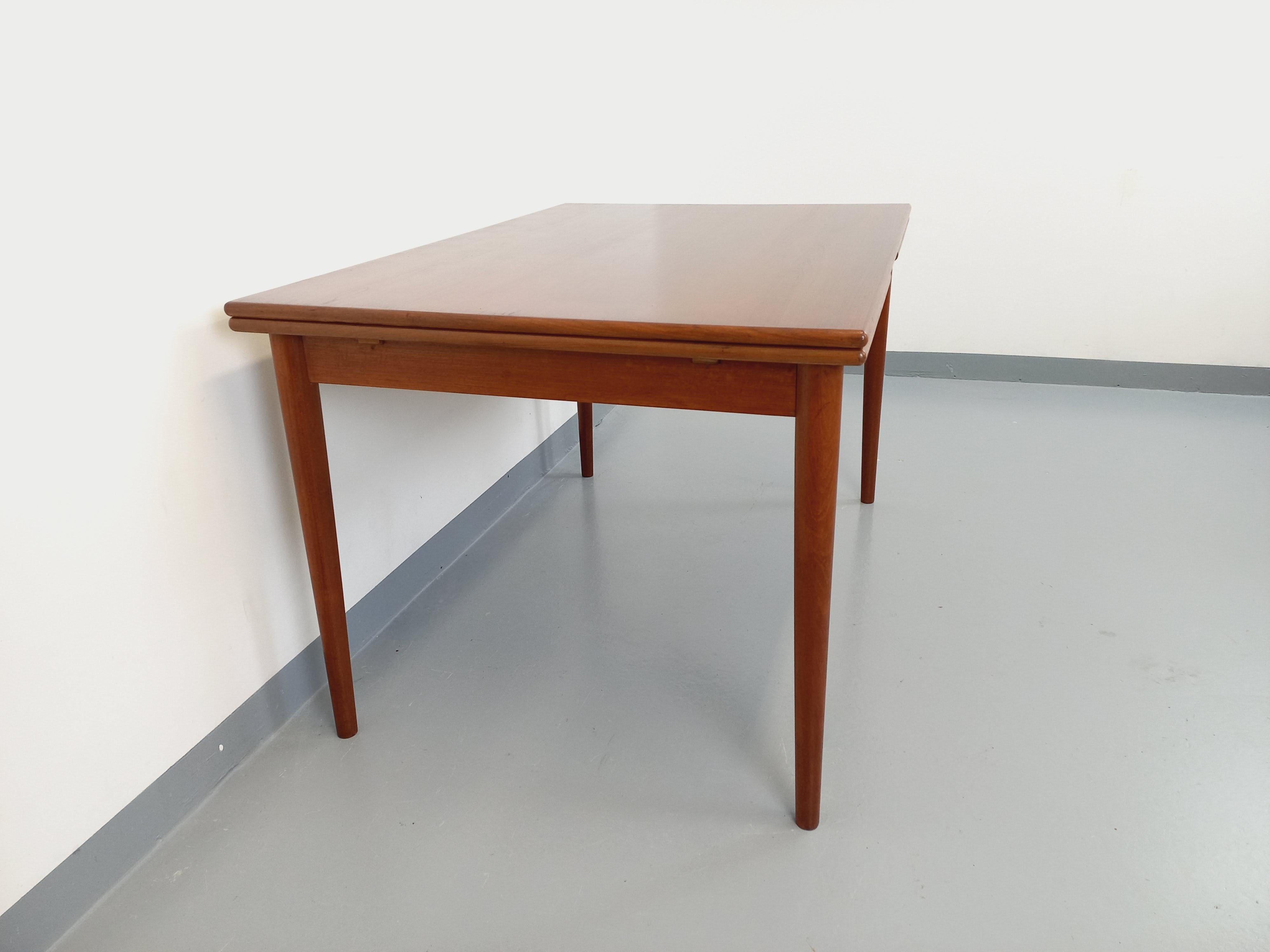 Metà XX secolo Tavolo da pranzo in stile scandinavo vintage degli anni '50 e '60 in legno e con rallentatori in vendita