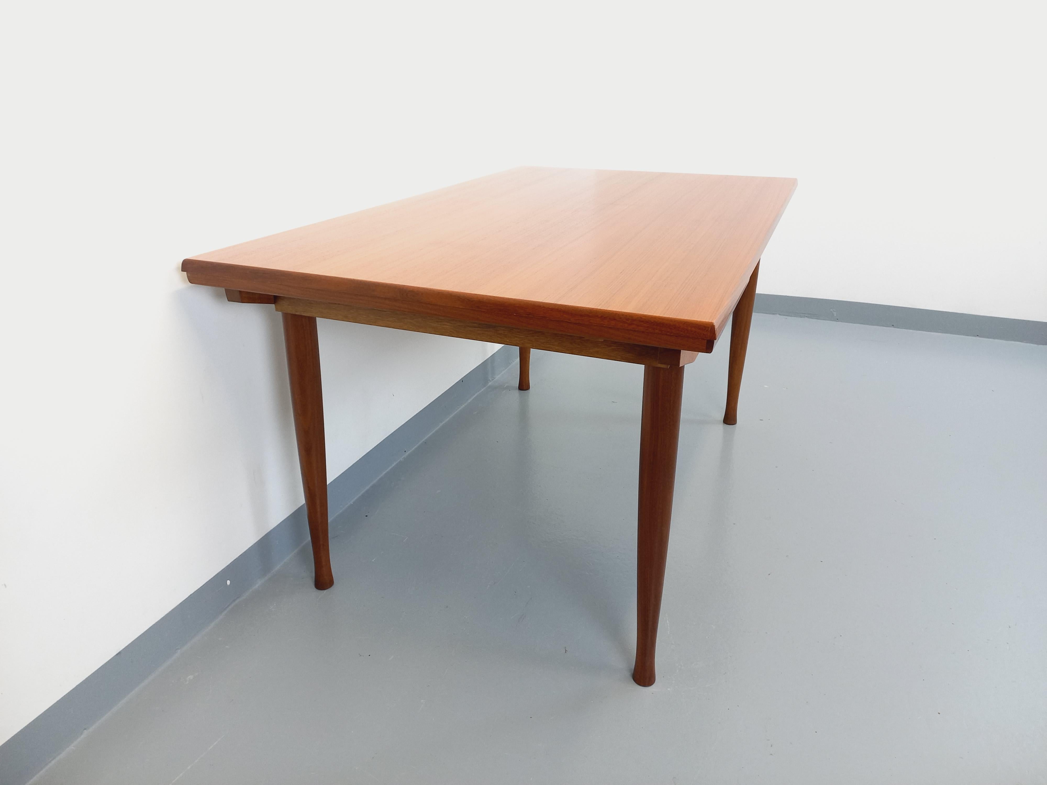Milieu du XXe siècle Table à manger style scandinave vintage des années 50 60 en teck avec rallonges en vente