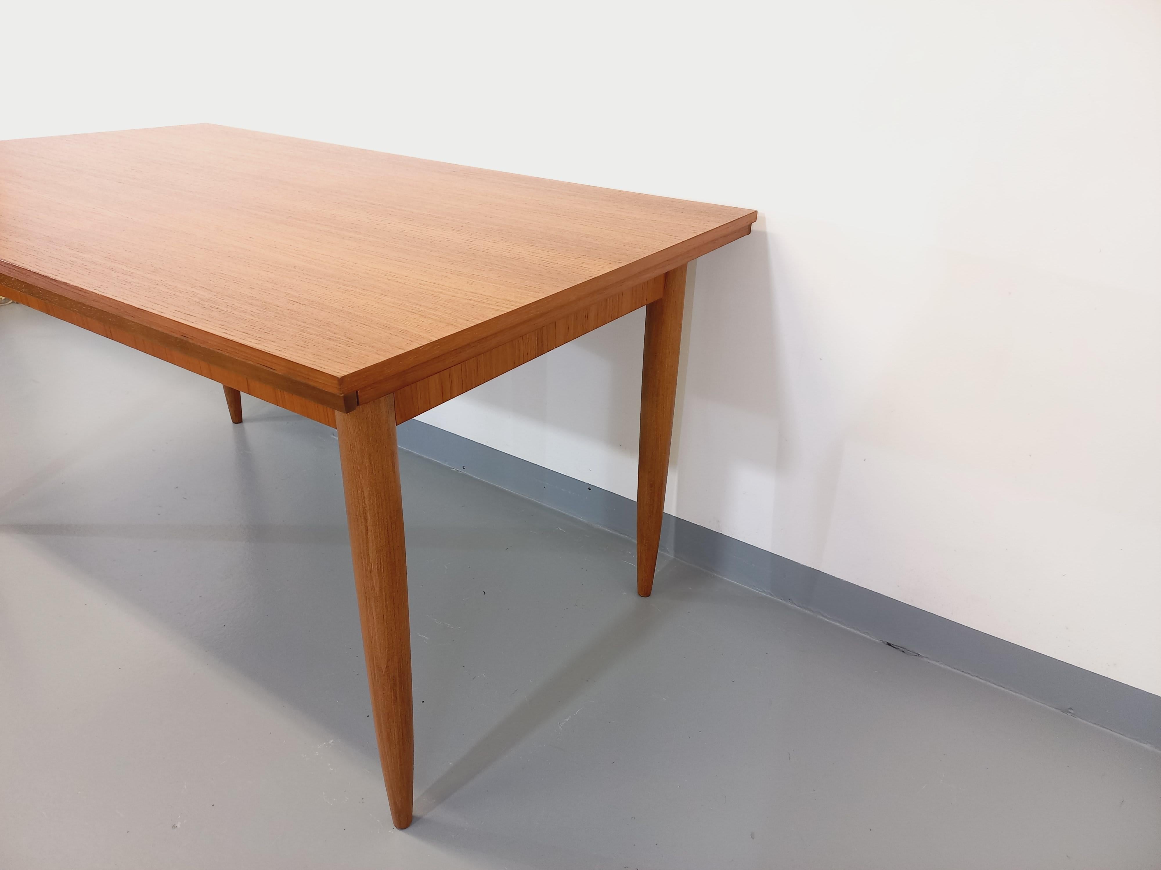 Table à manger style scandinave vintage des années 50 60 en teck avec rallonges Teca en venta