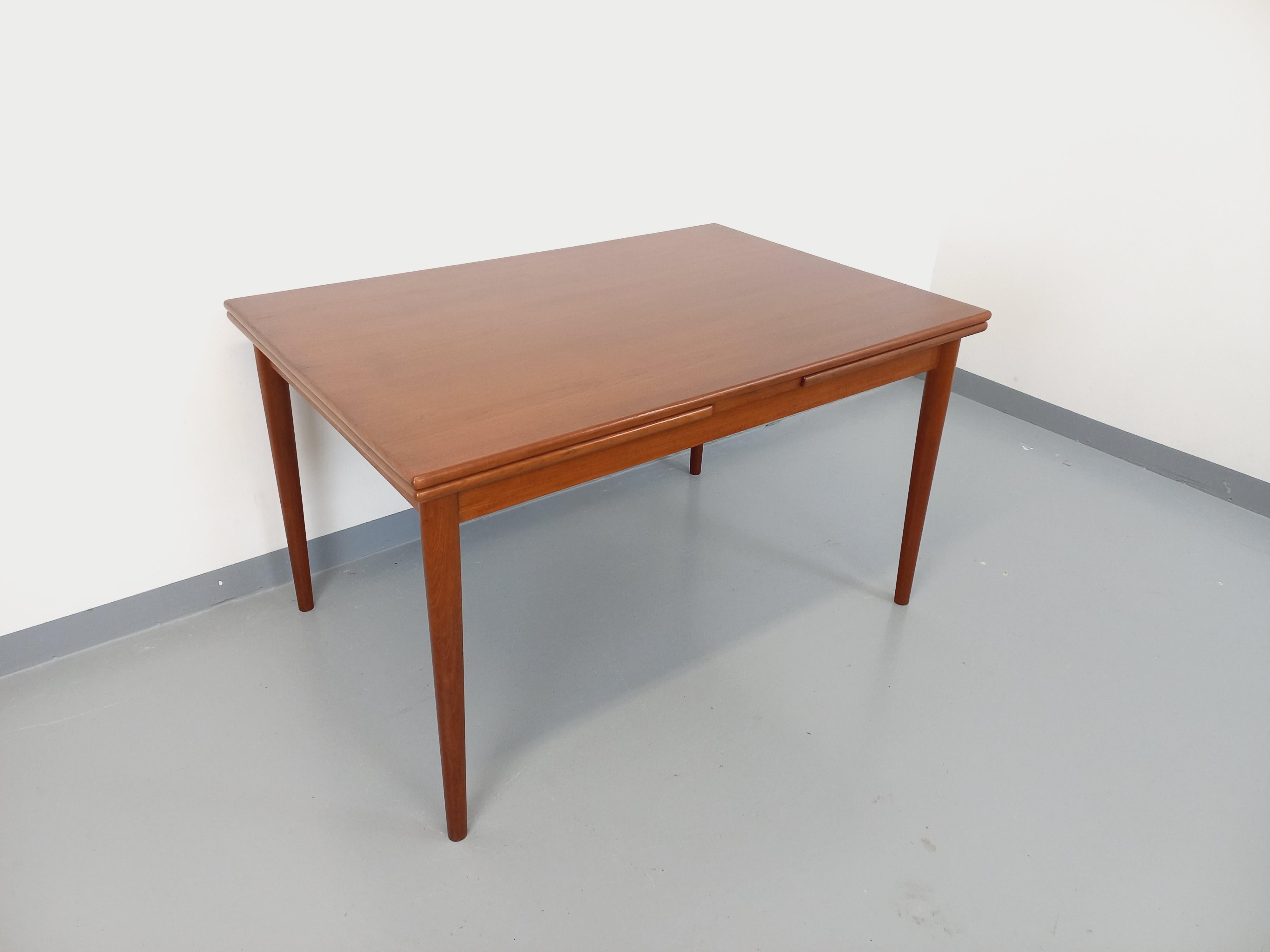 Teak Tavolo da pranzo in stile scandinavo vintage degli anni '50 e '60 in legno e con rallentatori in vendita