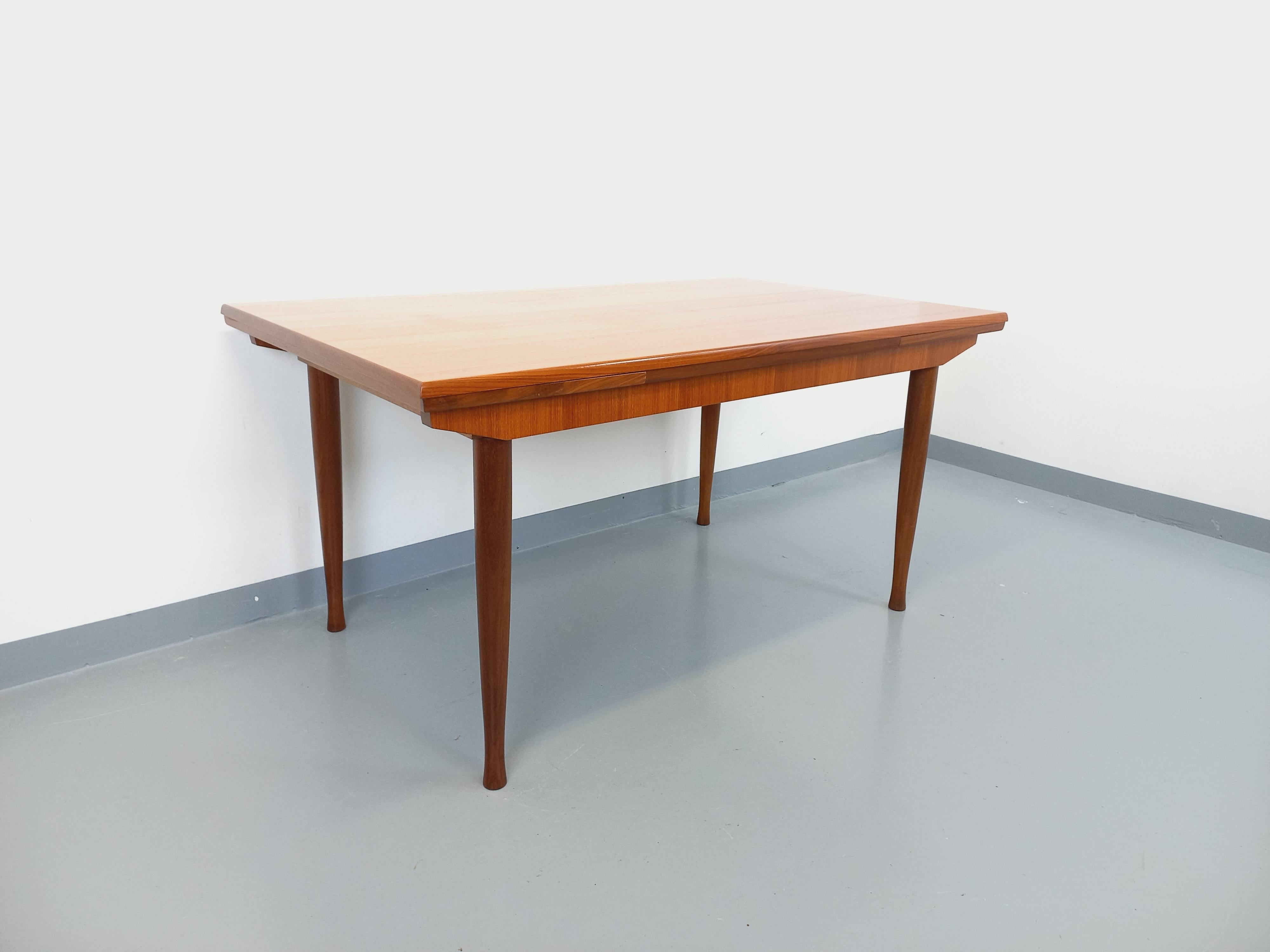 Teck Table à manger style scandinave vintage des années 50 60 en teck avec rallonges en vente