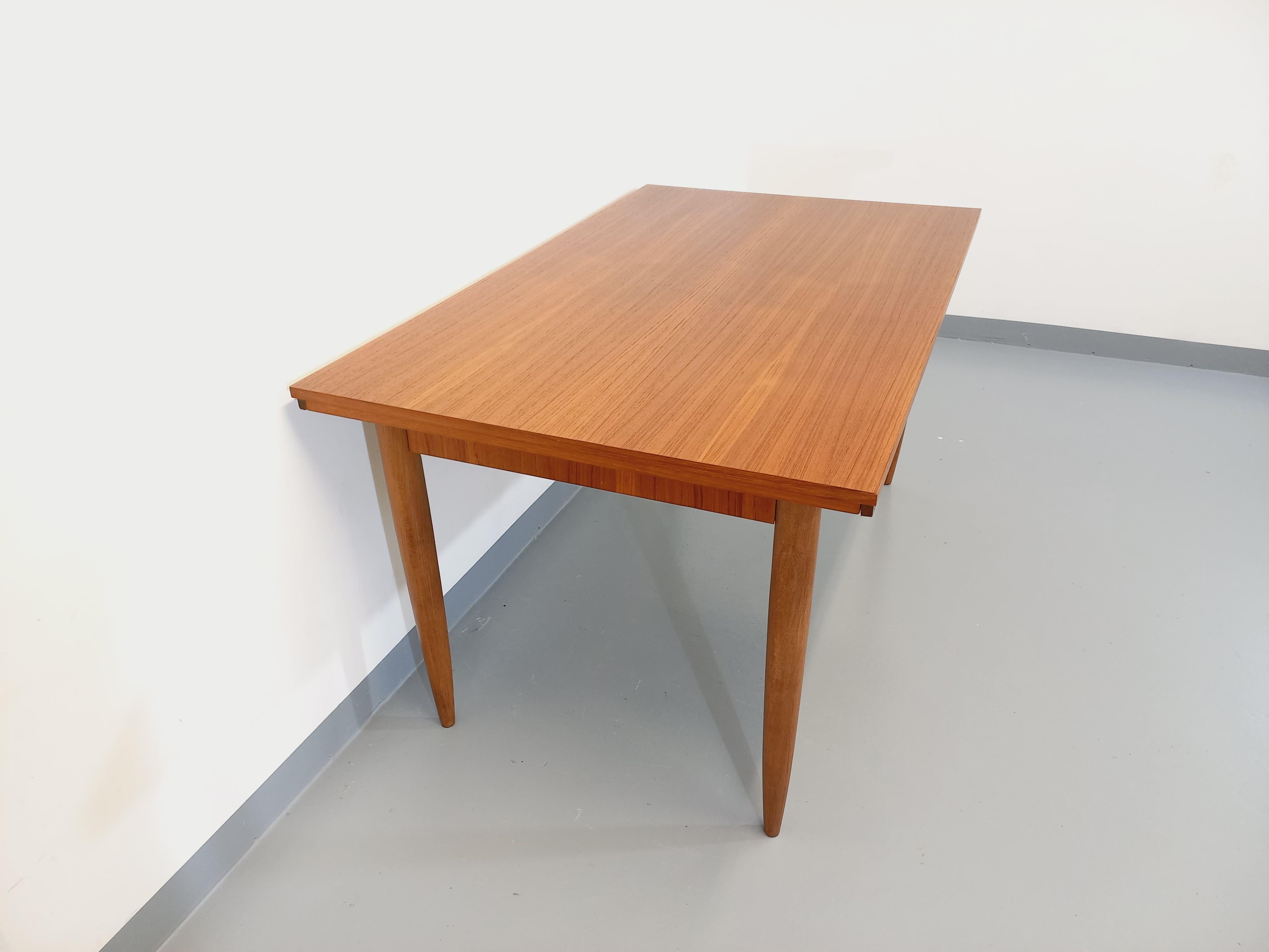 Table à manger style scandinave vintage des années 50 60 en teck avec rallonges en venta 1