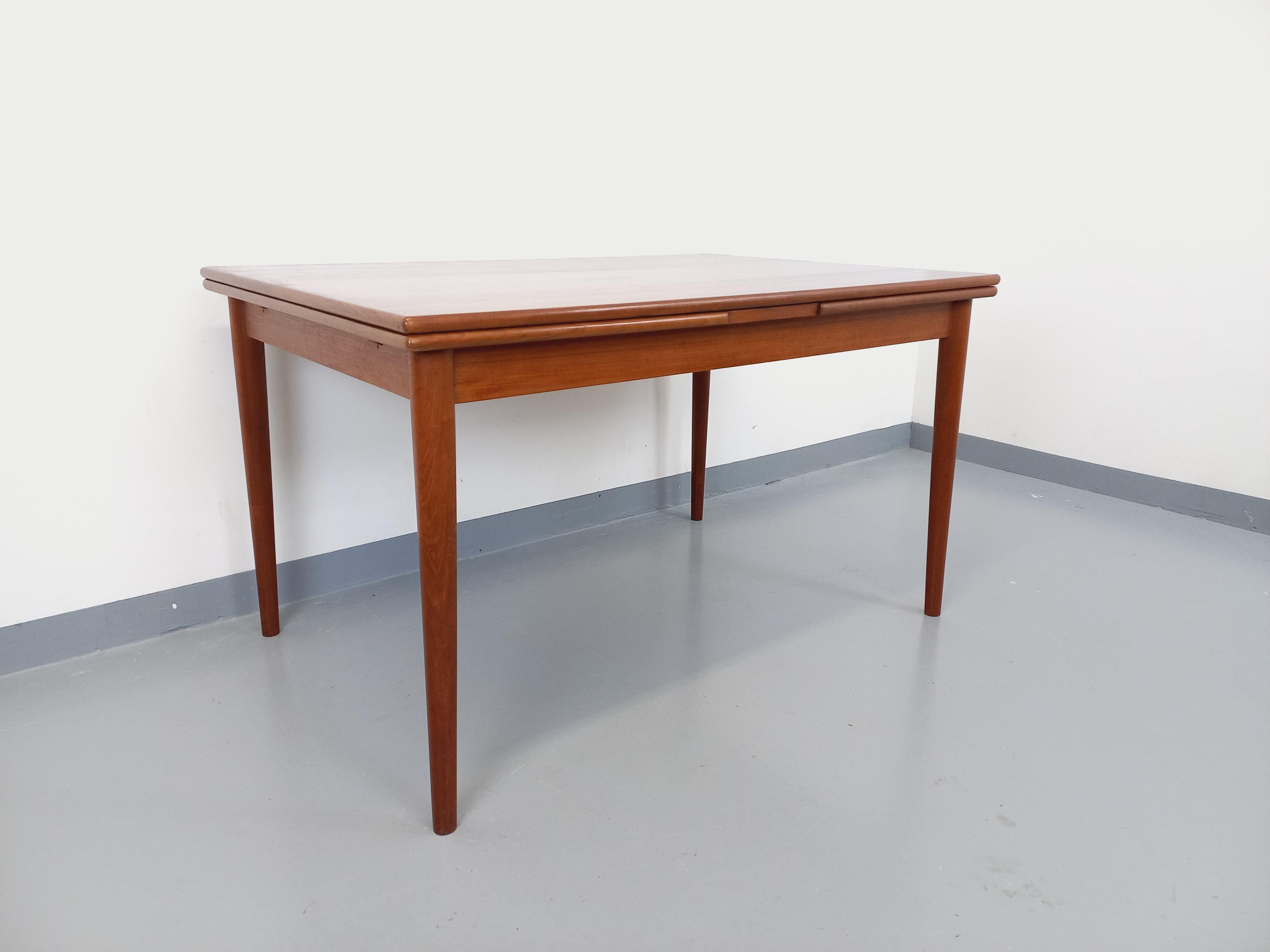 Tavolo da pranzo in stile scandinavo vintage degli anni '50 e '60 in legno e con rallentatori in vendita 1