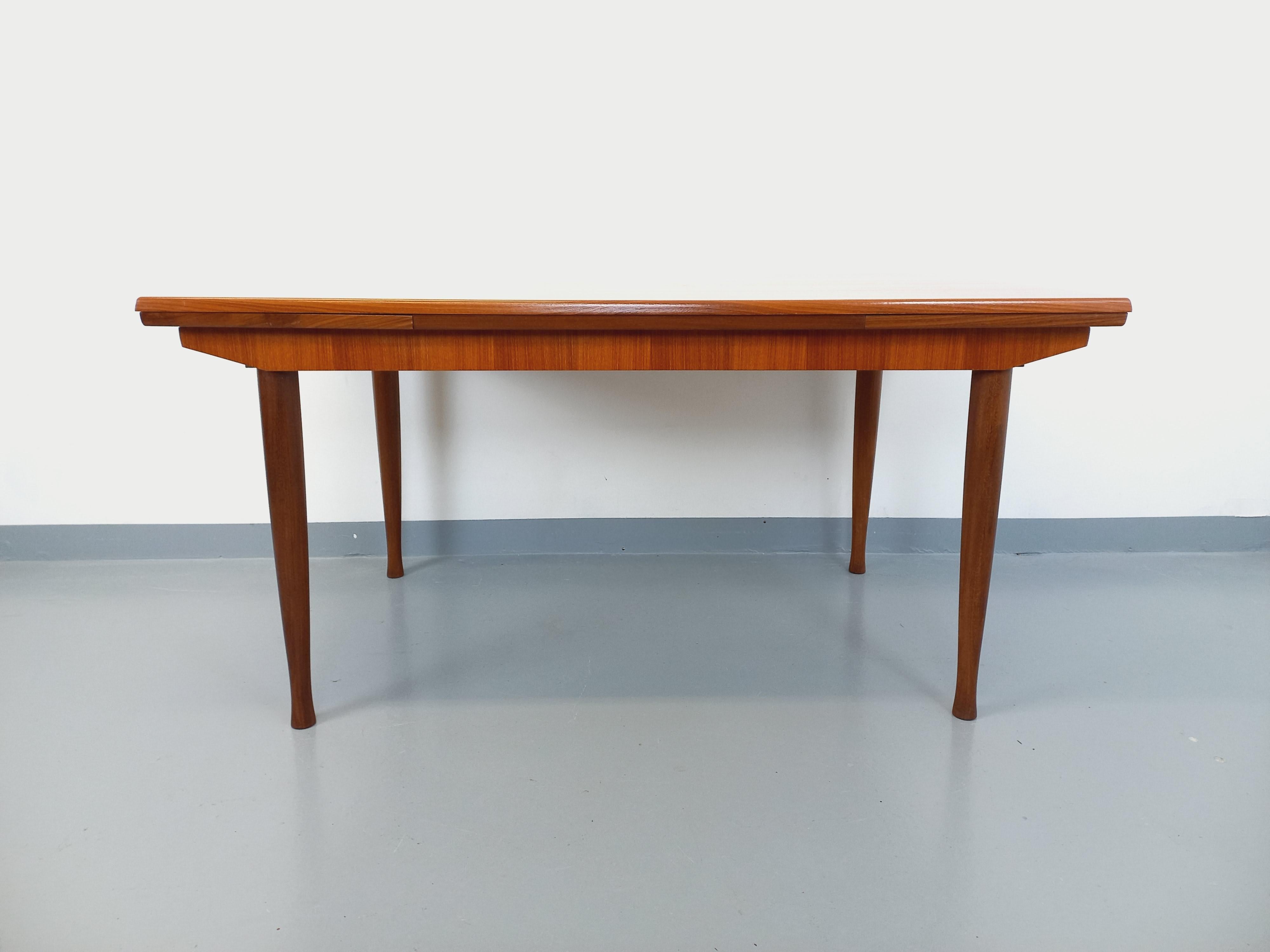 Table à manger style scandinave vintage des années 50 60 en teck avec rallonges en vente 1