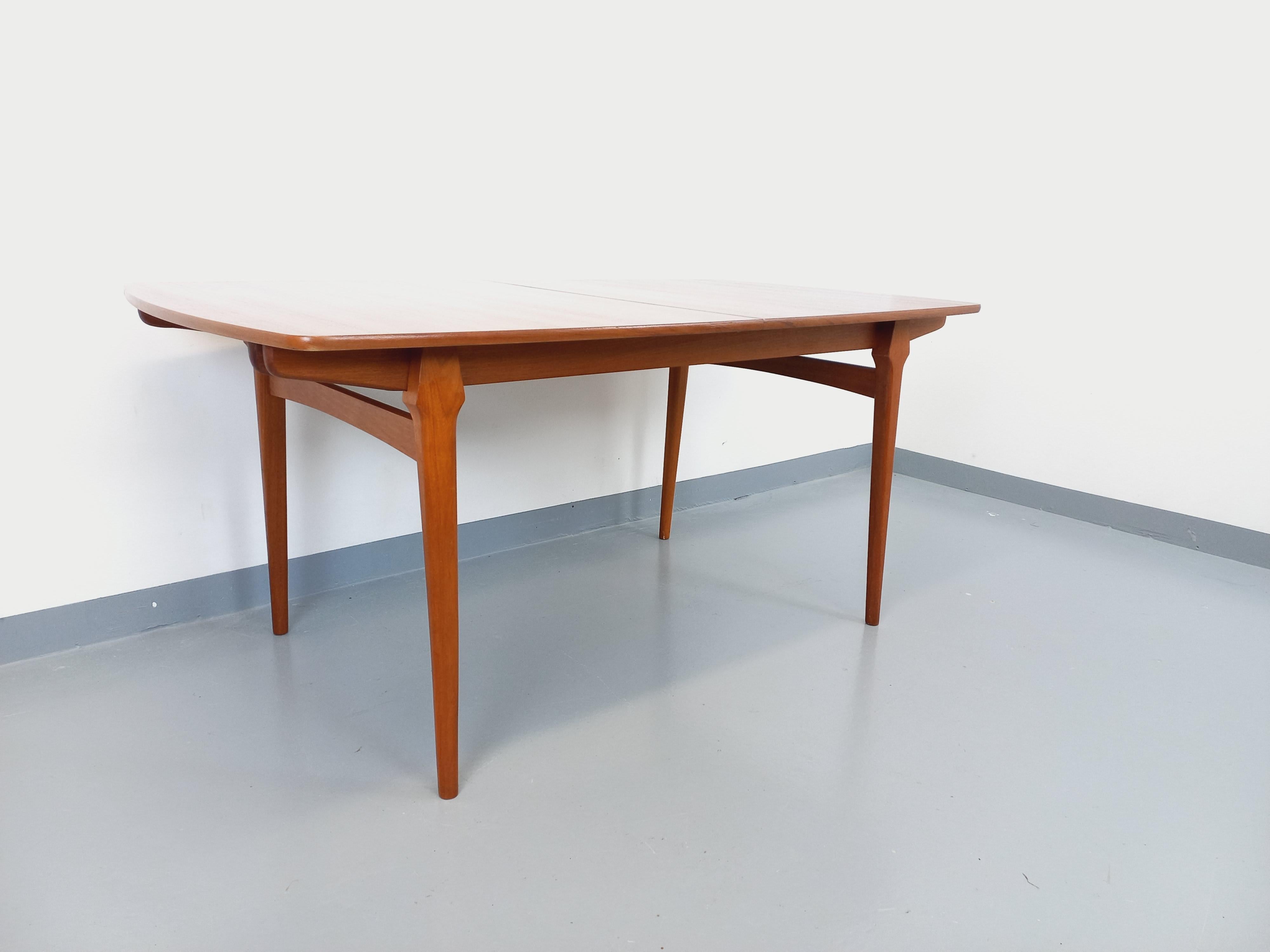 Table à manger style scandinave vintage des années 50 60 en teck avec rallonges 1