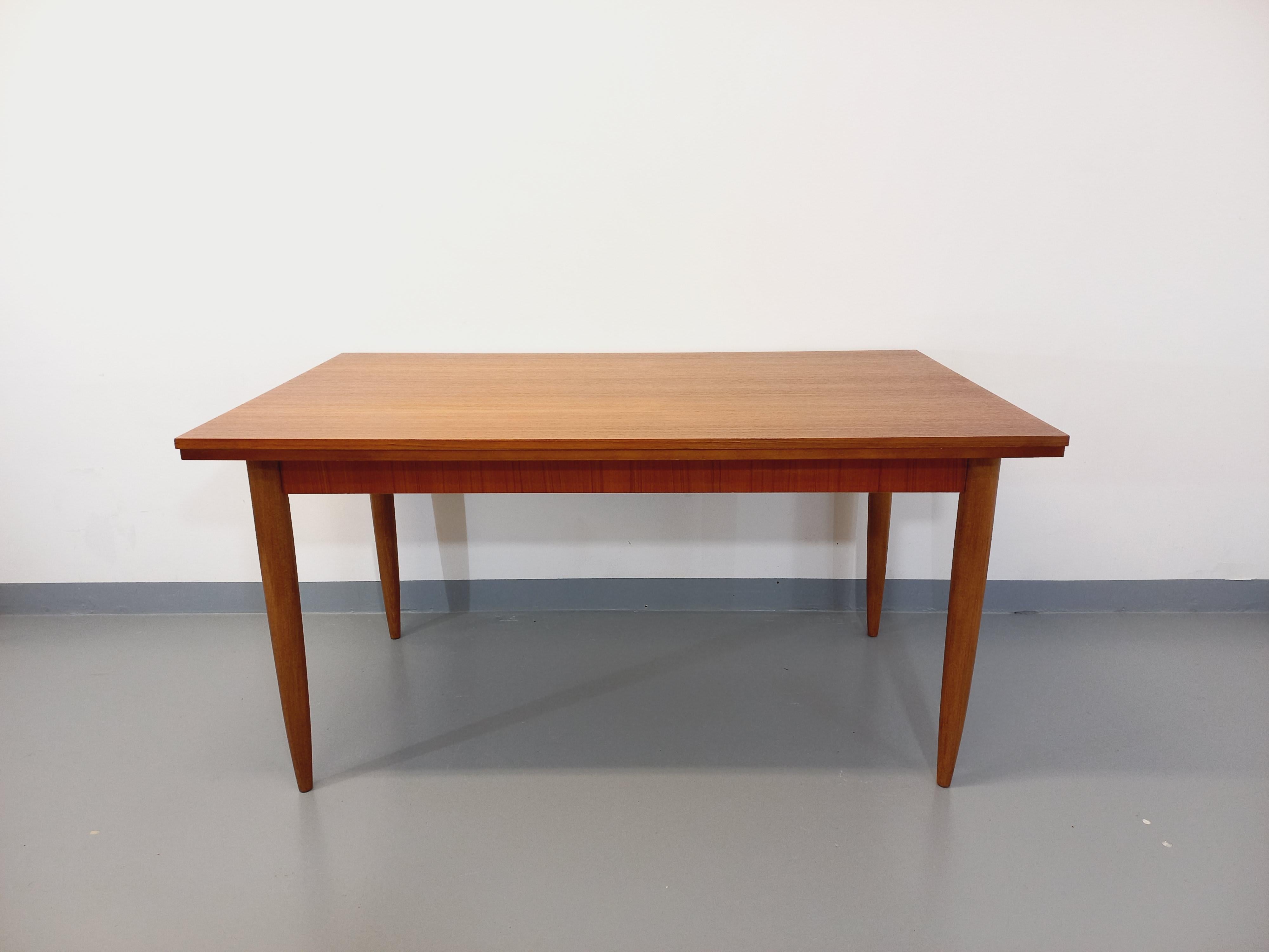 Table à manger style scandinave vintage des années 50 60 en teck avec rallonges en venta 2