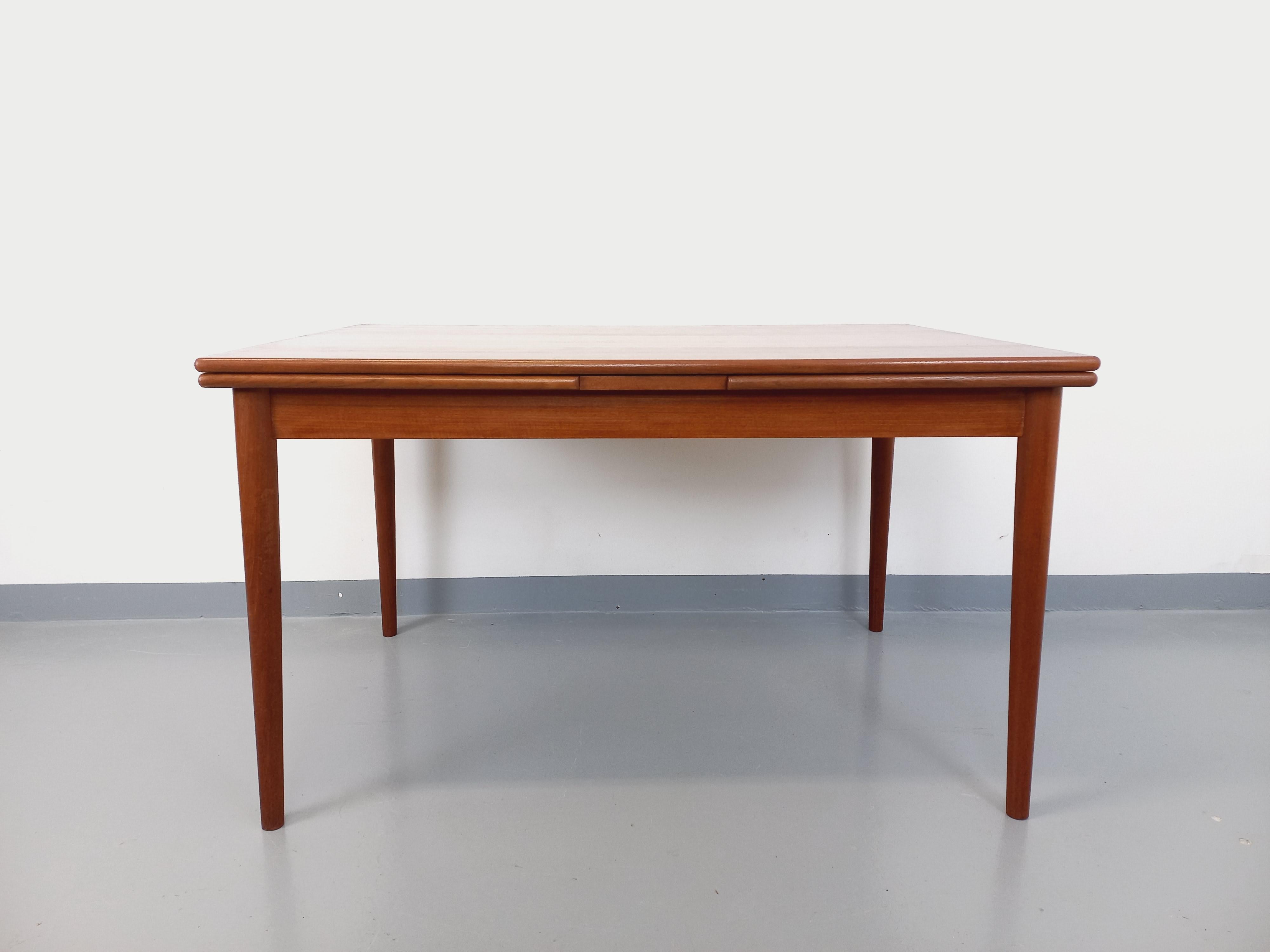 Tavolo da pranzo in stile scandinavo vintage degli anni '50 e '60 in legno e con rallentatori in vendita 2