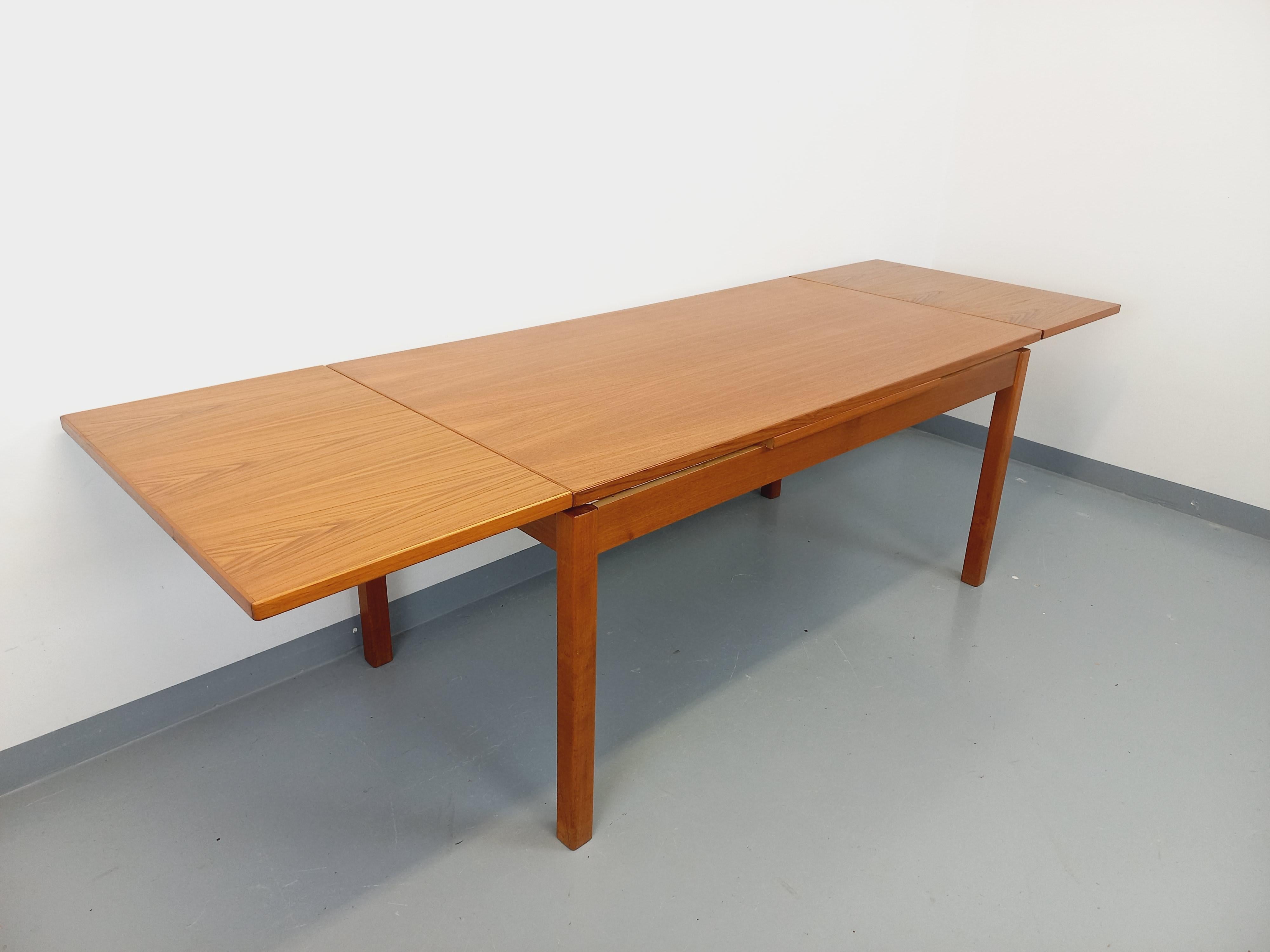 Table à manger style scandinave vintage des années 60 en teck avec rallonges en vente 3