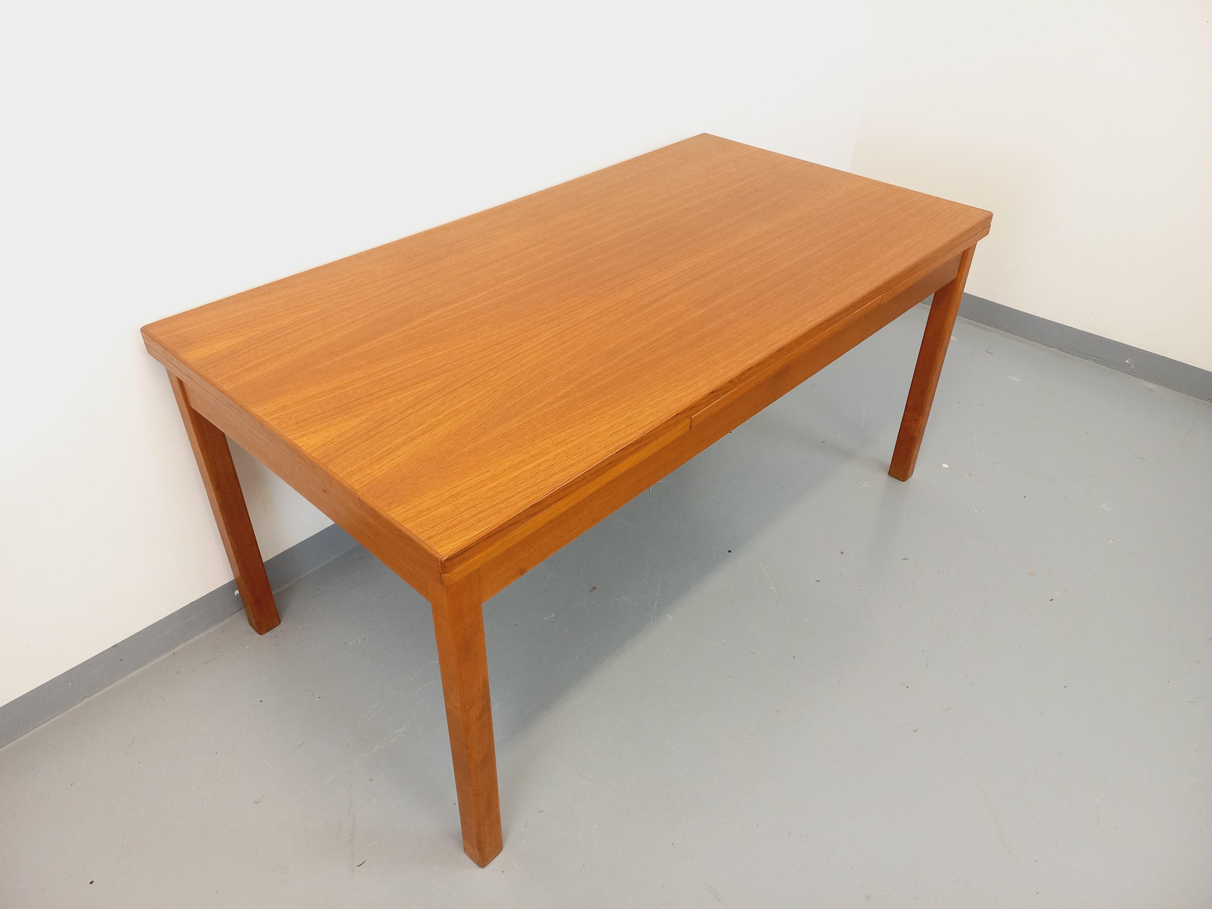 Table à manger style scandinave vintage des années 60 en teck avec rallonges en vente 4