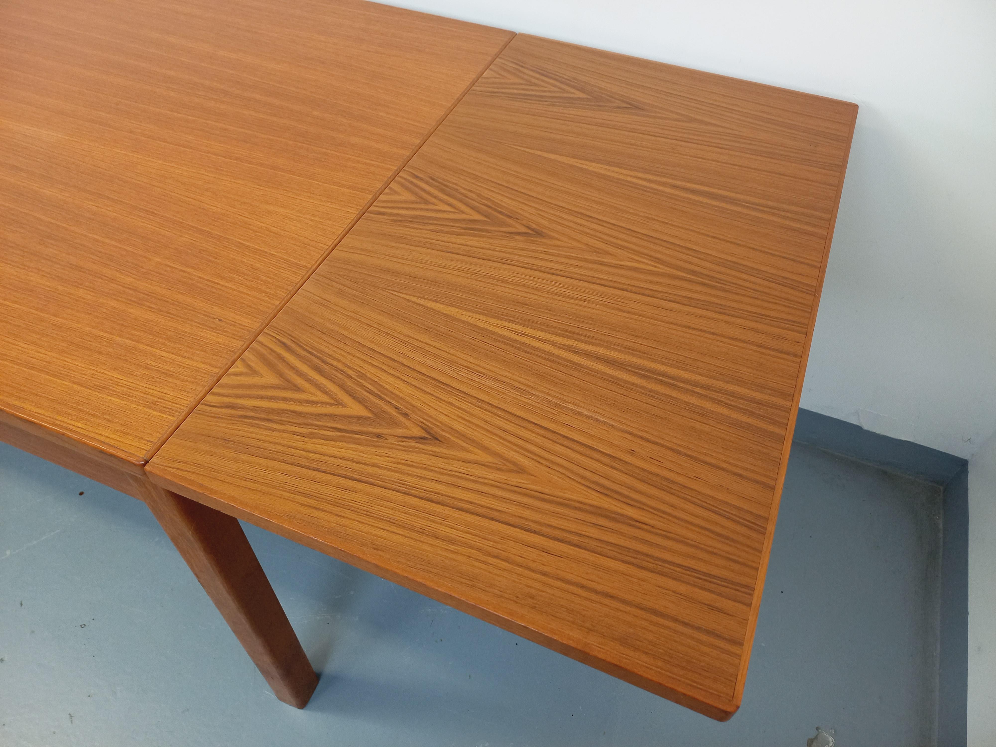 Table à manger style scandinave vintage des années 60 en teck avec rallonges en vente 8