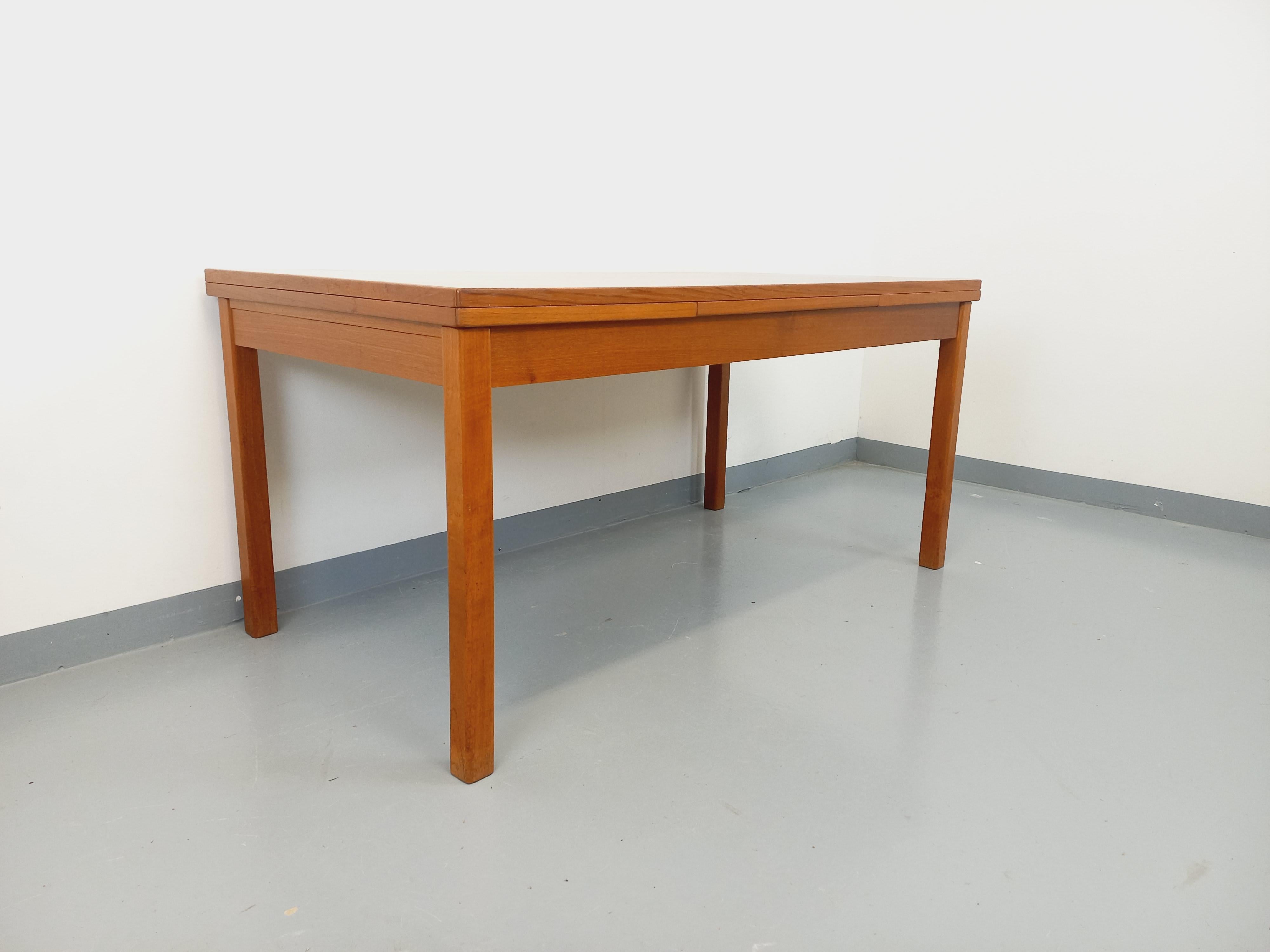 Table à manger rectangulaire vintage des années 60, en teck, plateau rectangle, avec deux rallonges intégrées aux extrémités, pieds droits, très bon état général.
Réf. 230 114
Hauteur : 76 cm
Largeur : 160 cm
Profondeur : 85 cm
Longueur avec les