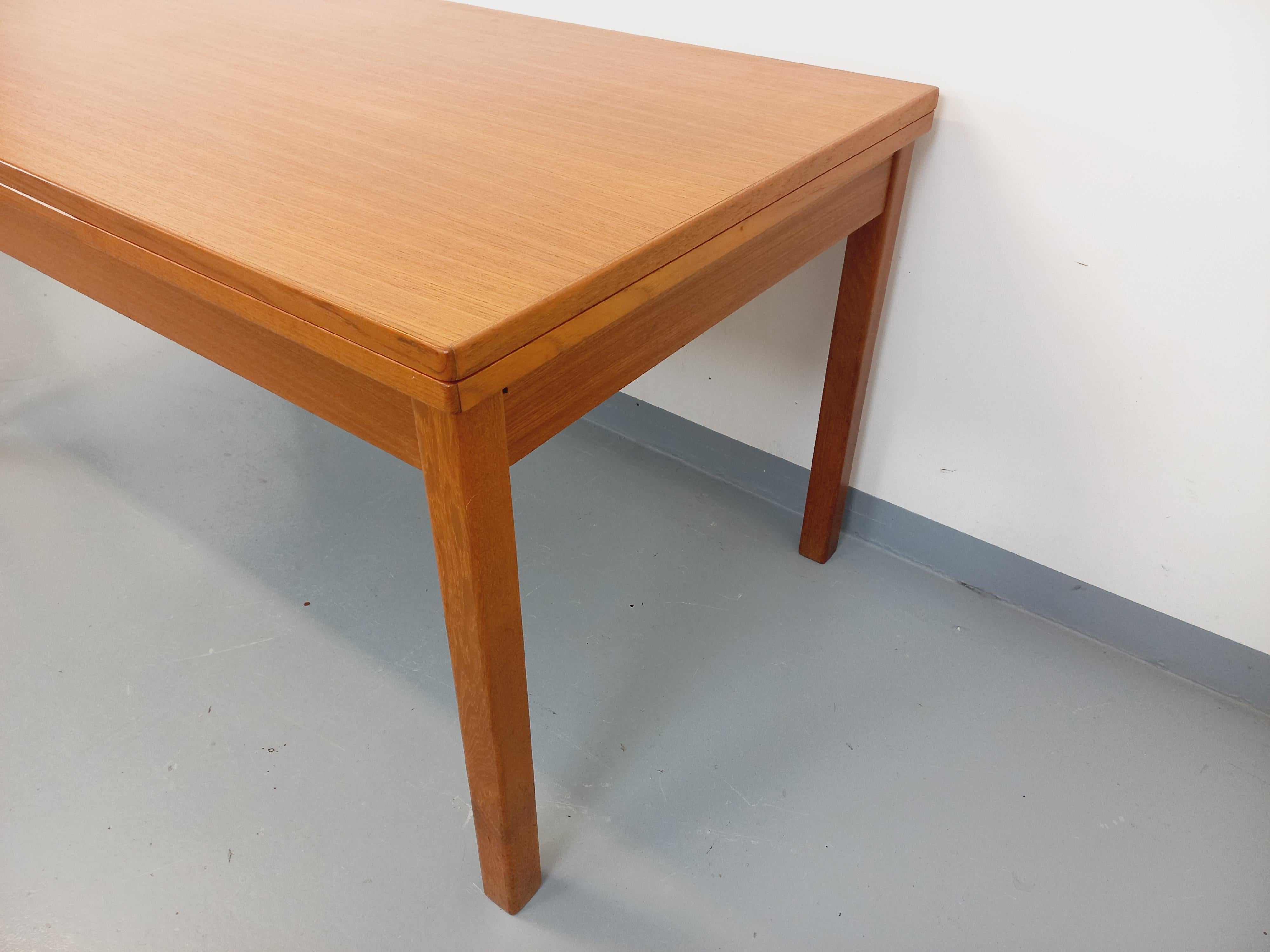Table à manger style scandinave vintage des années 60 en teck avec rallonges Bon état - En vente à BESANÇON, FR