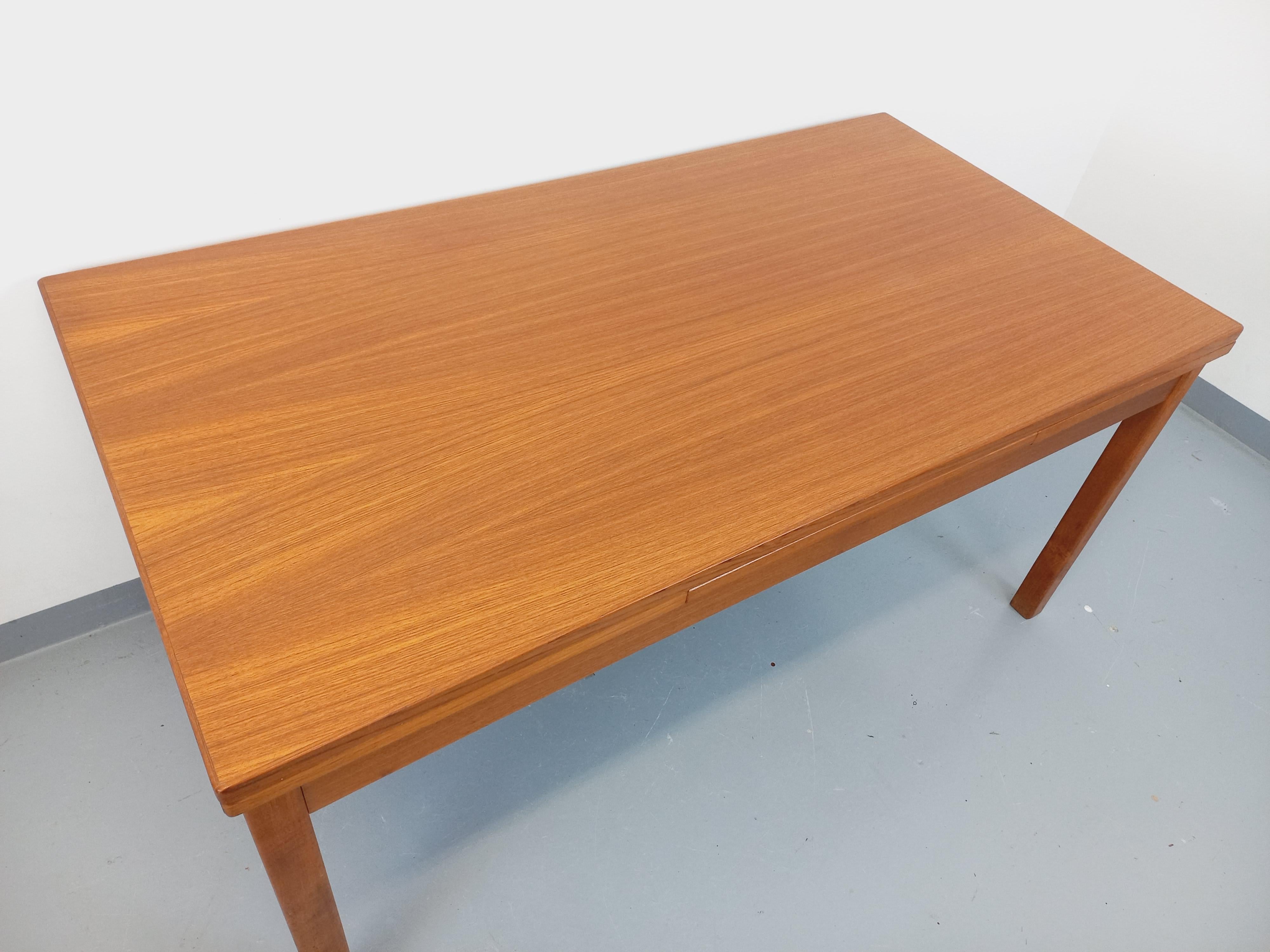Milieu du XXe siècle Table à manger style scandinave vintage des années 60 en teck avec rallonges en vente