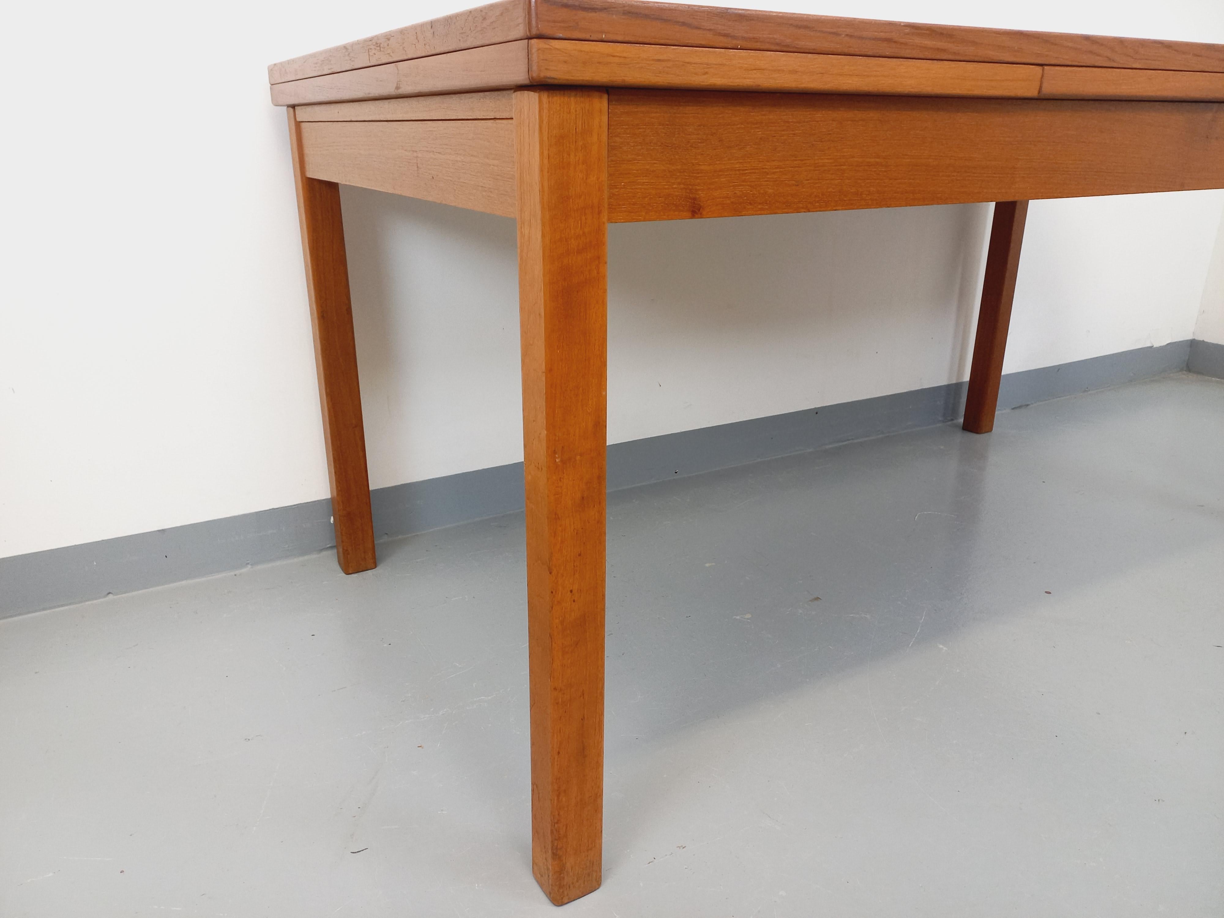 Table à manger style scandinave vintage des années 60 en teck avec rallonges en vente 1