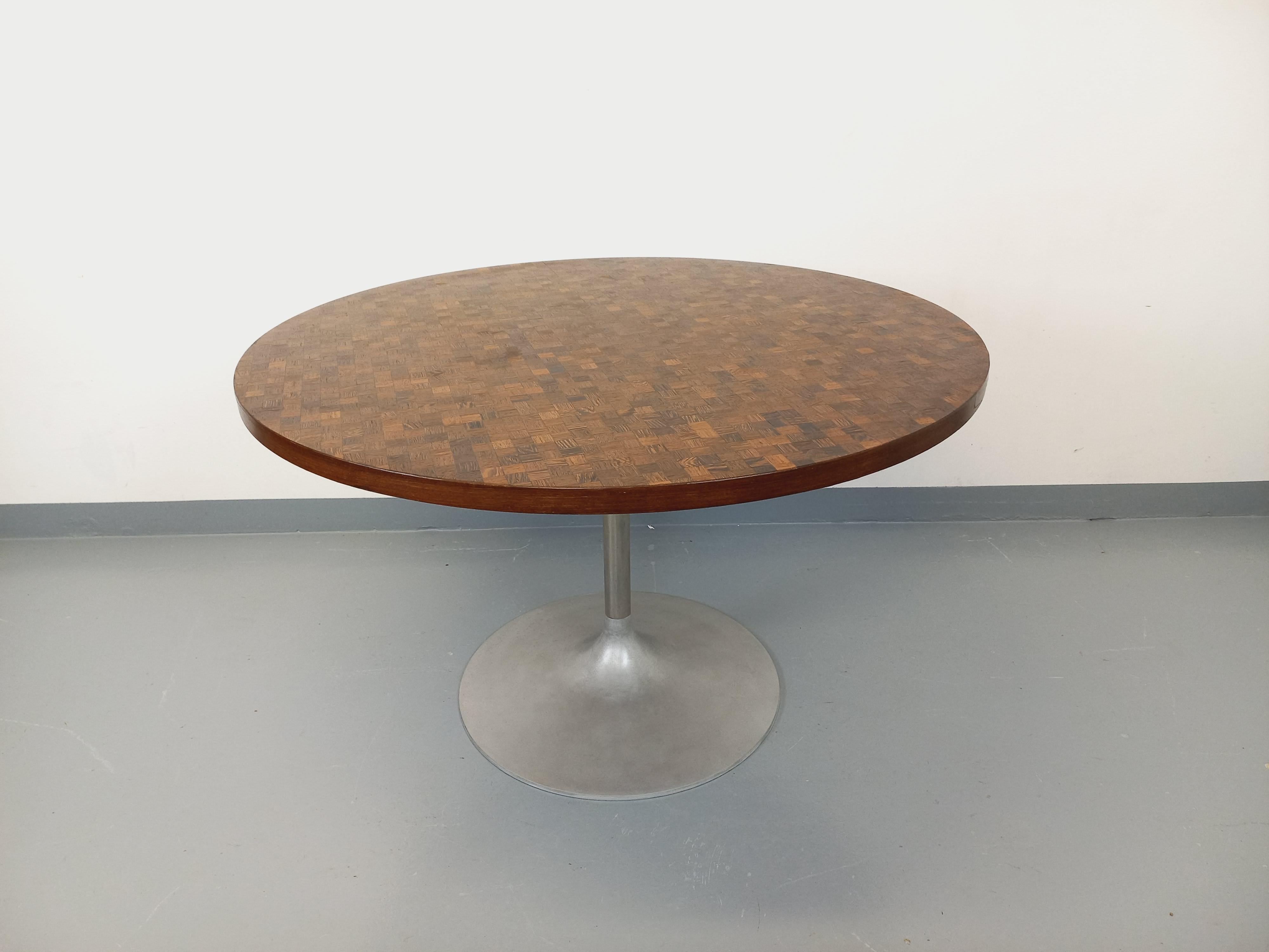 Table à manger tulipe ronde vintage style Knoll des années 70 mosaïque de bois im Angebot 3