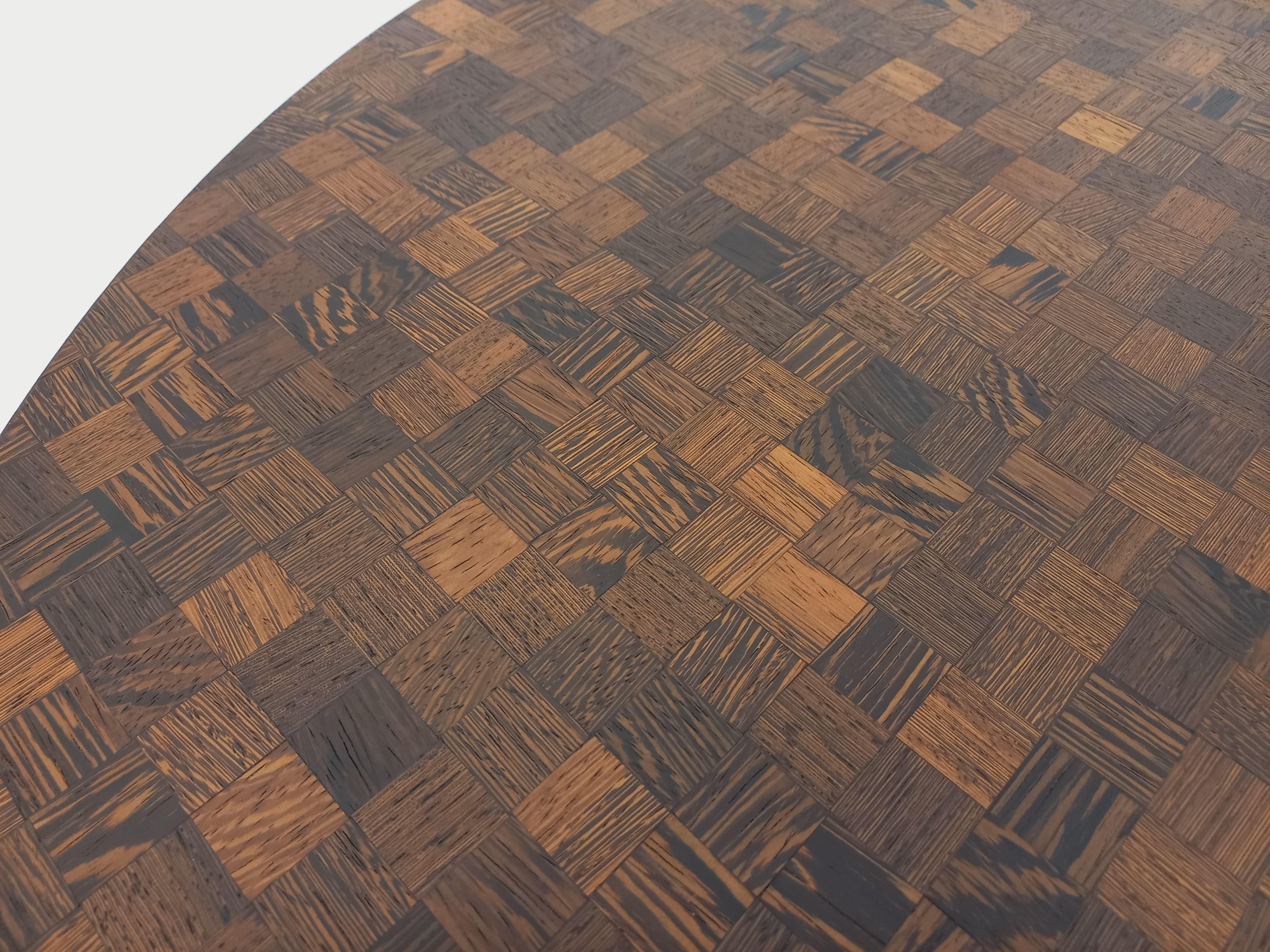 Table à manger vintage des années 60 70, dans le style des tables tulipe d'Eero Saarinen pour Knoll, très beau plateau rond réalisé par une technique particulière de mosaïque en bois, bandeau du plateau en palissandre, pied tulipe central circulaire