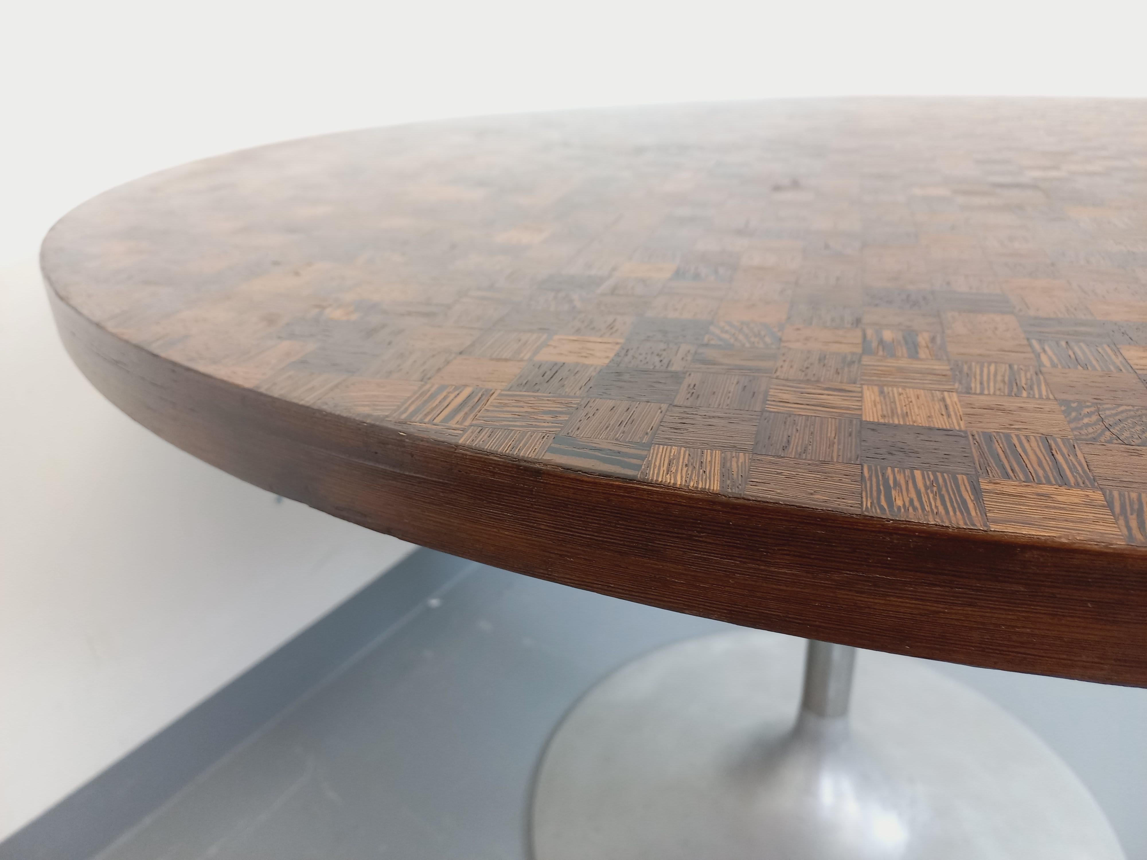 Table à manger tulipe ronde vintage style Knoll des années 70 mosaïque de bois (Französisch) im Angebot