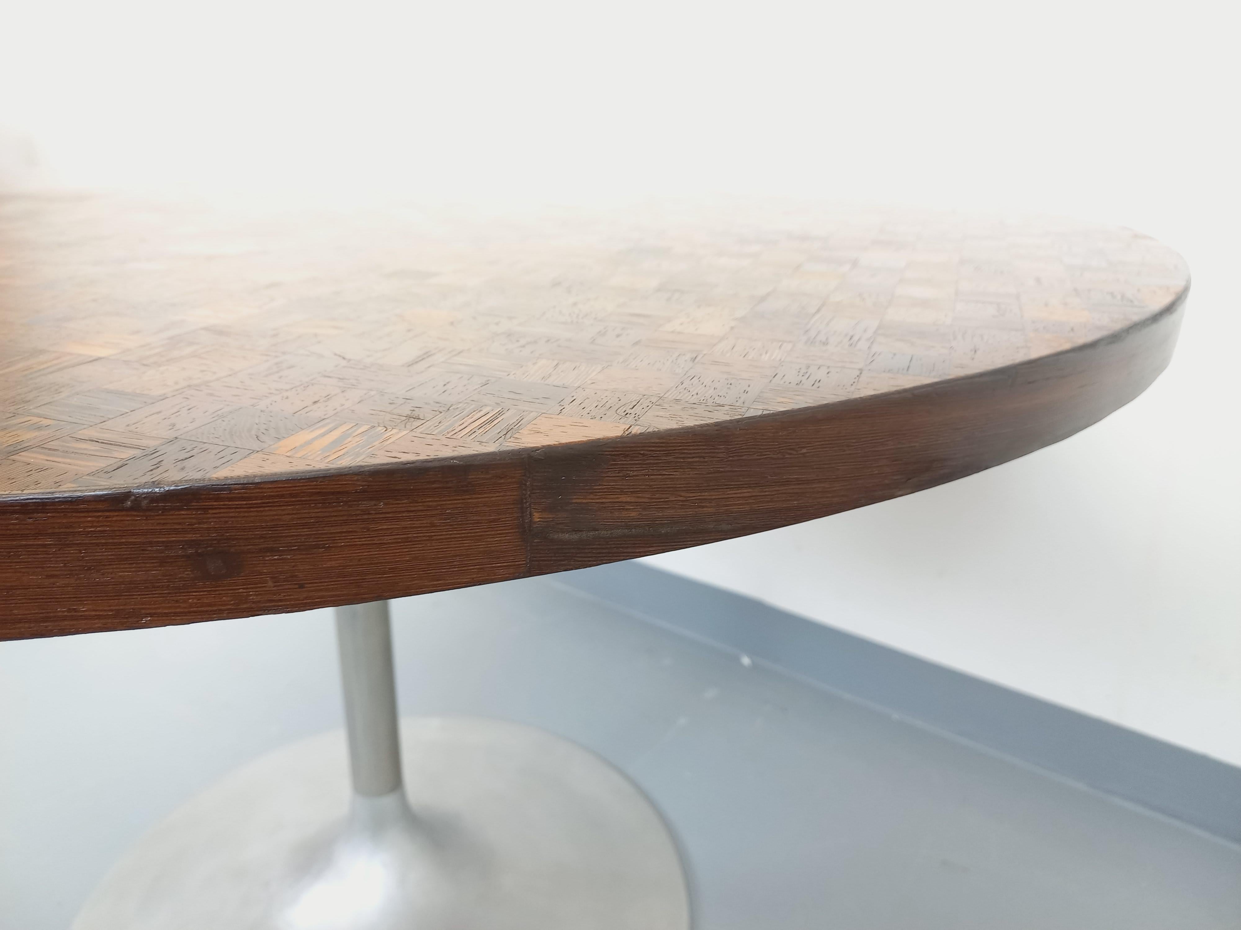 Table à manger tulipe ronde vintage style Knoll des années 70 mosaïque de bois im Zustand „Gut“ im Angebot in BESANÇON, FR