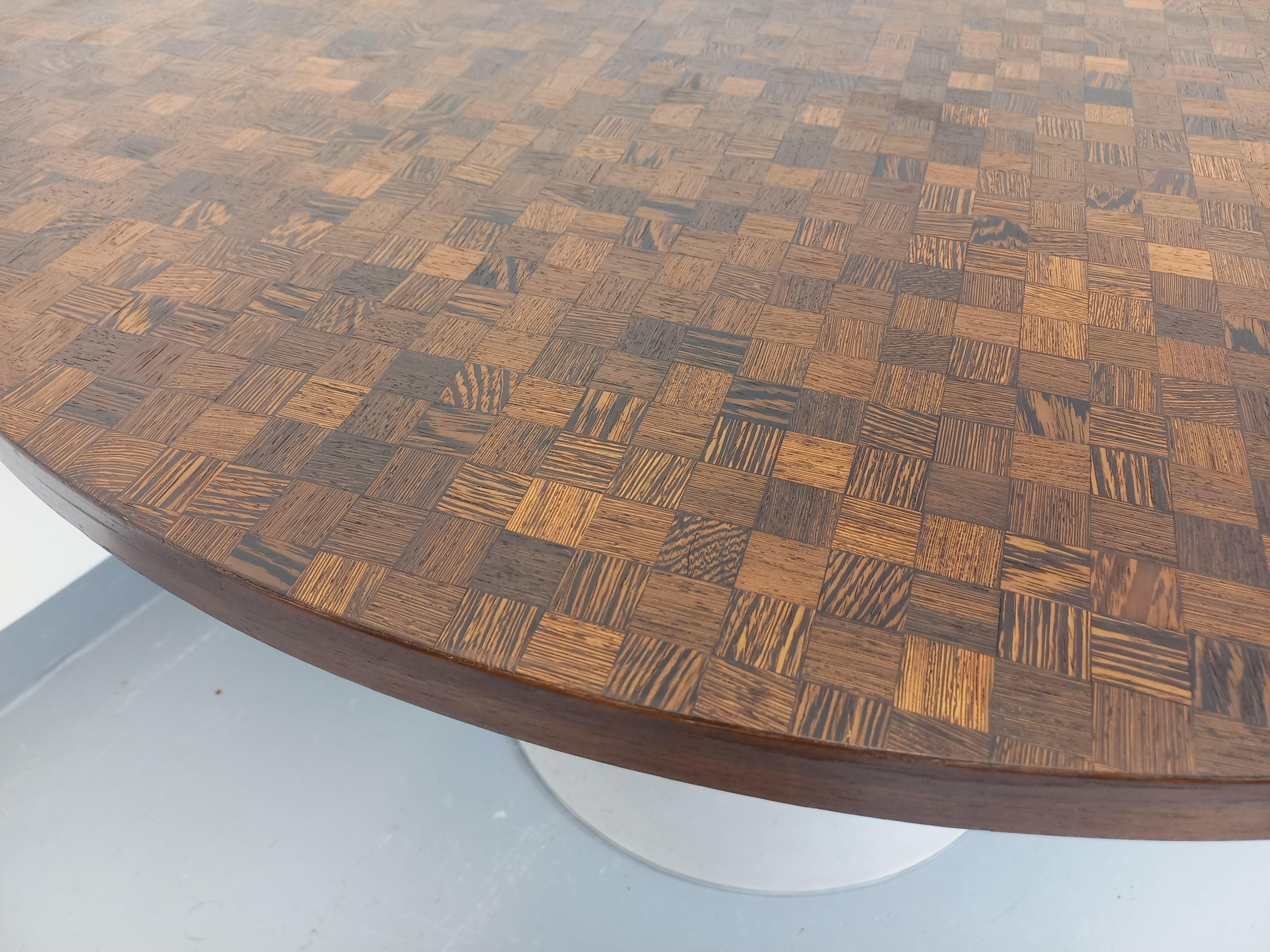 Table à manger tulipe ronde vintage style Knoll des années 70 mosaïque de bois (Ende des 20. Jahrhunderts) im Angebot