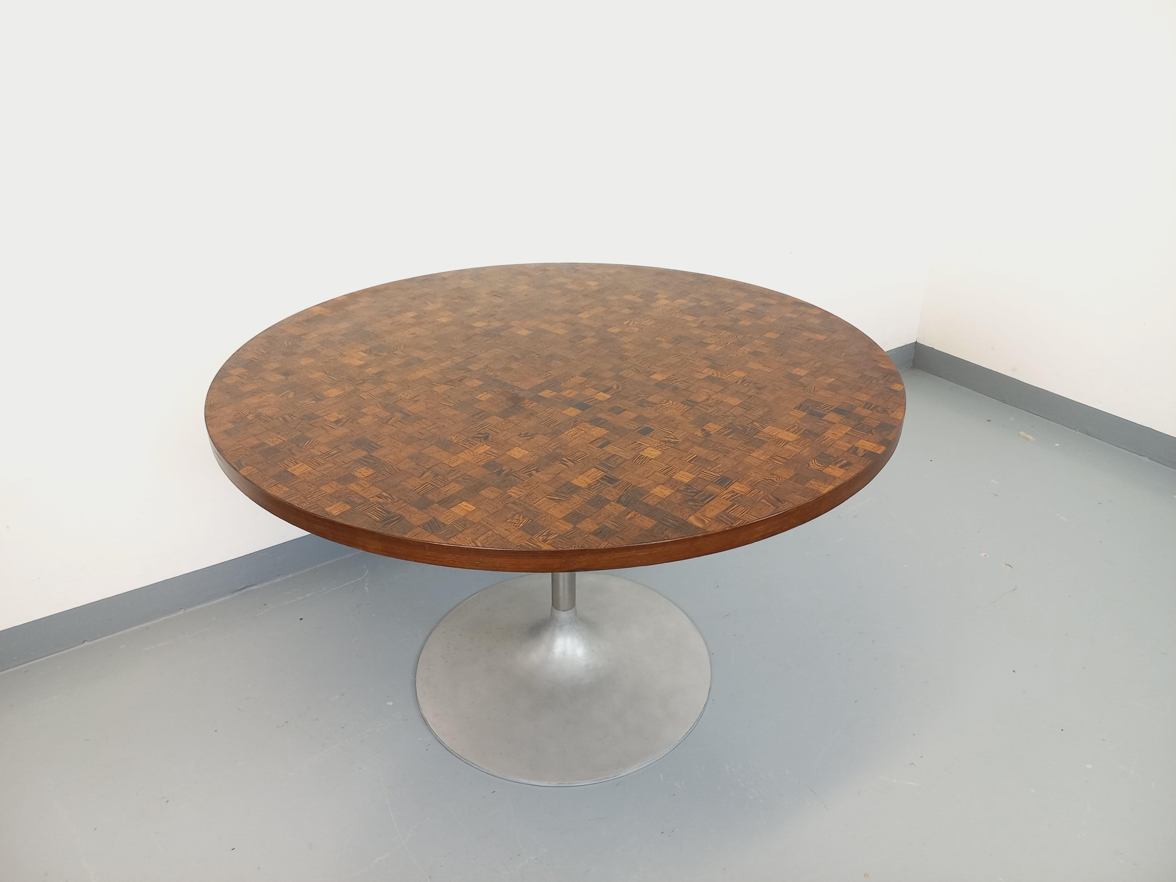 Table à manger tulipe ronde vintage style Knoll des années 70 mosaïque de bois (Holz) im Angebot