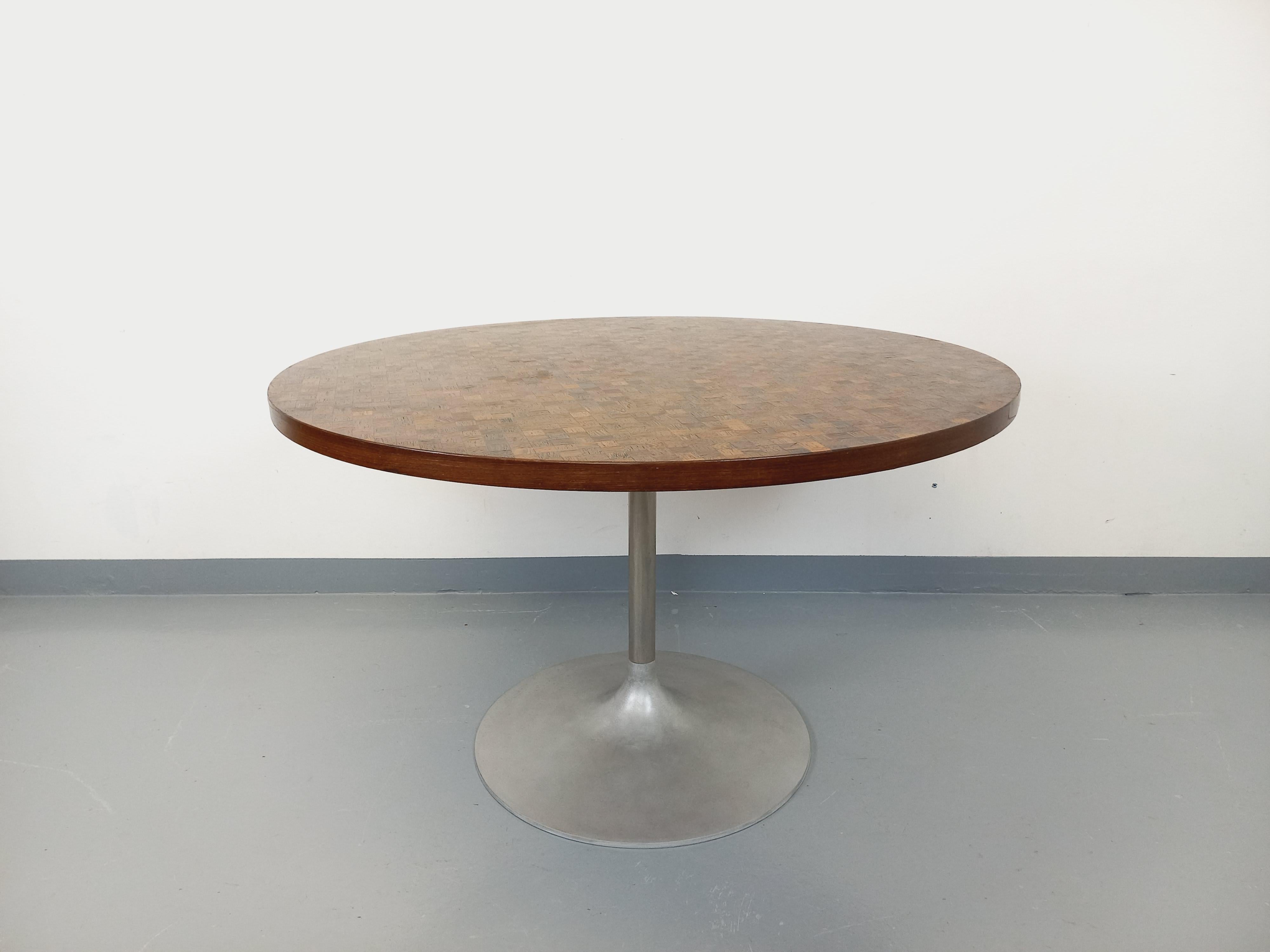 Table à manger tulipe ronde vintage style Knoll des années 70 mosaïque de bois im Angebot 2