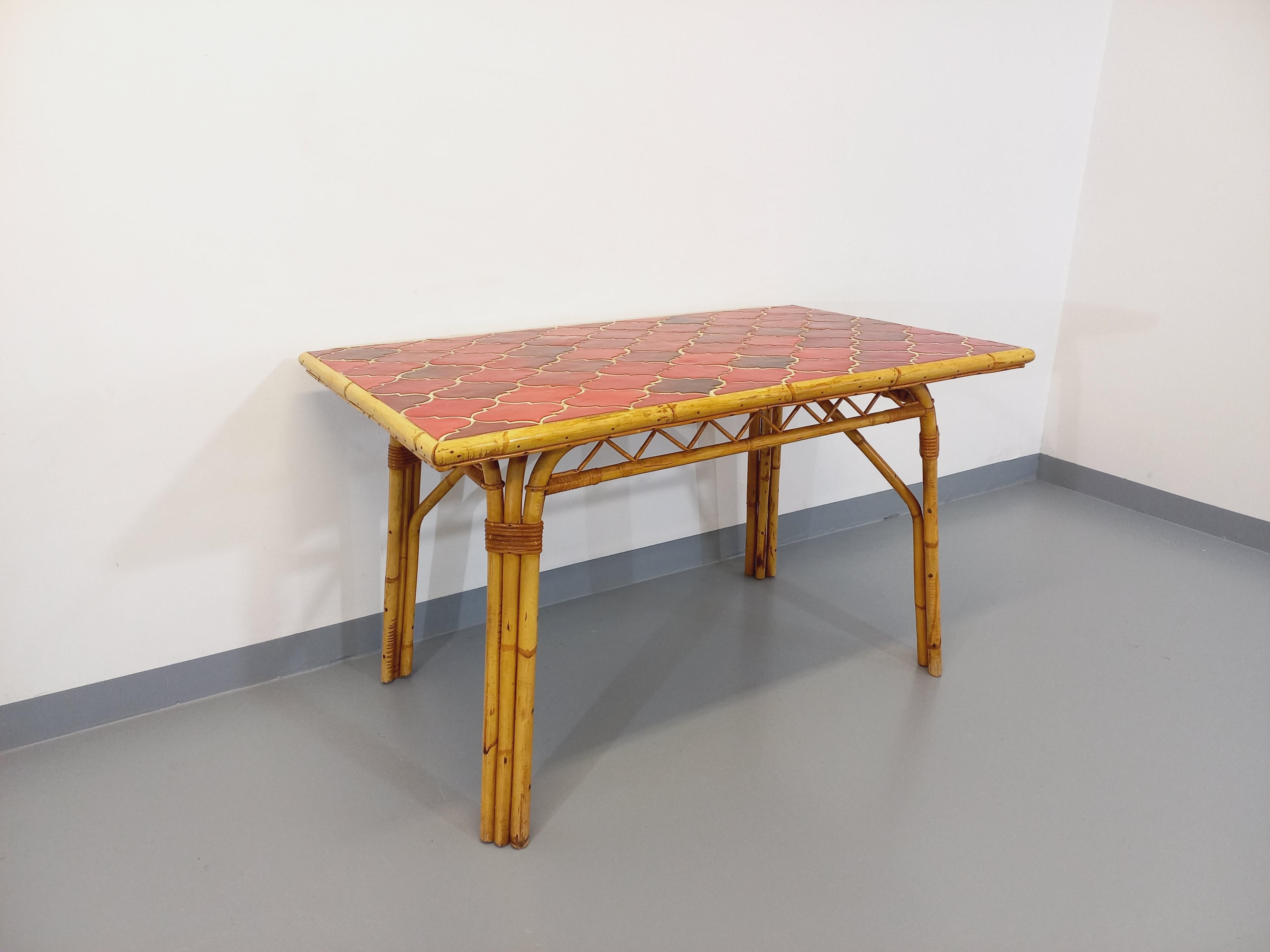 Table à manger vintage Audoux Minet en rotin et céramique de Vallauris en vente 3
