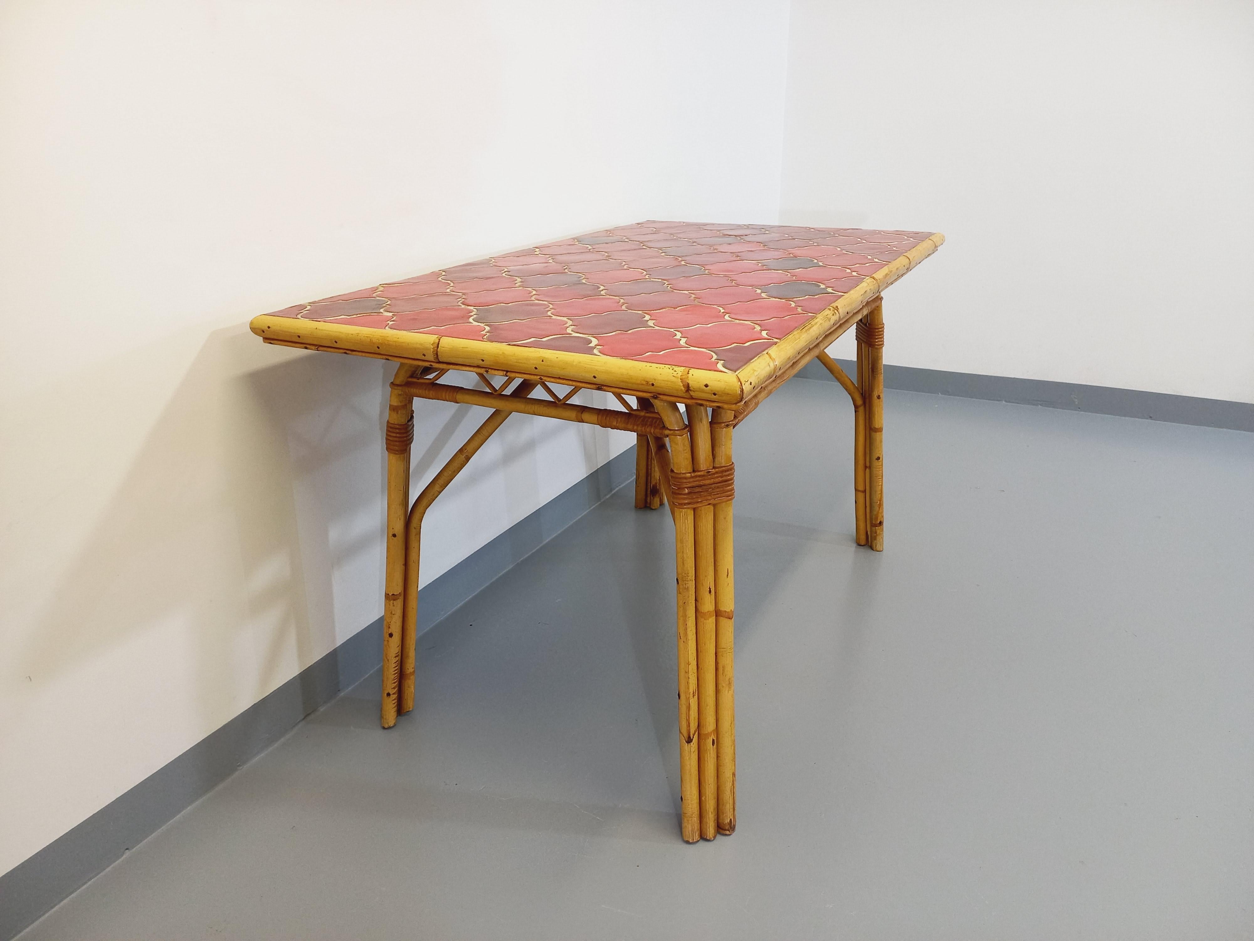 Table à manger vintage Audoux Minet en rotin et céramique de Vallauris en vente 7