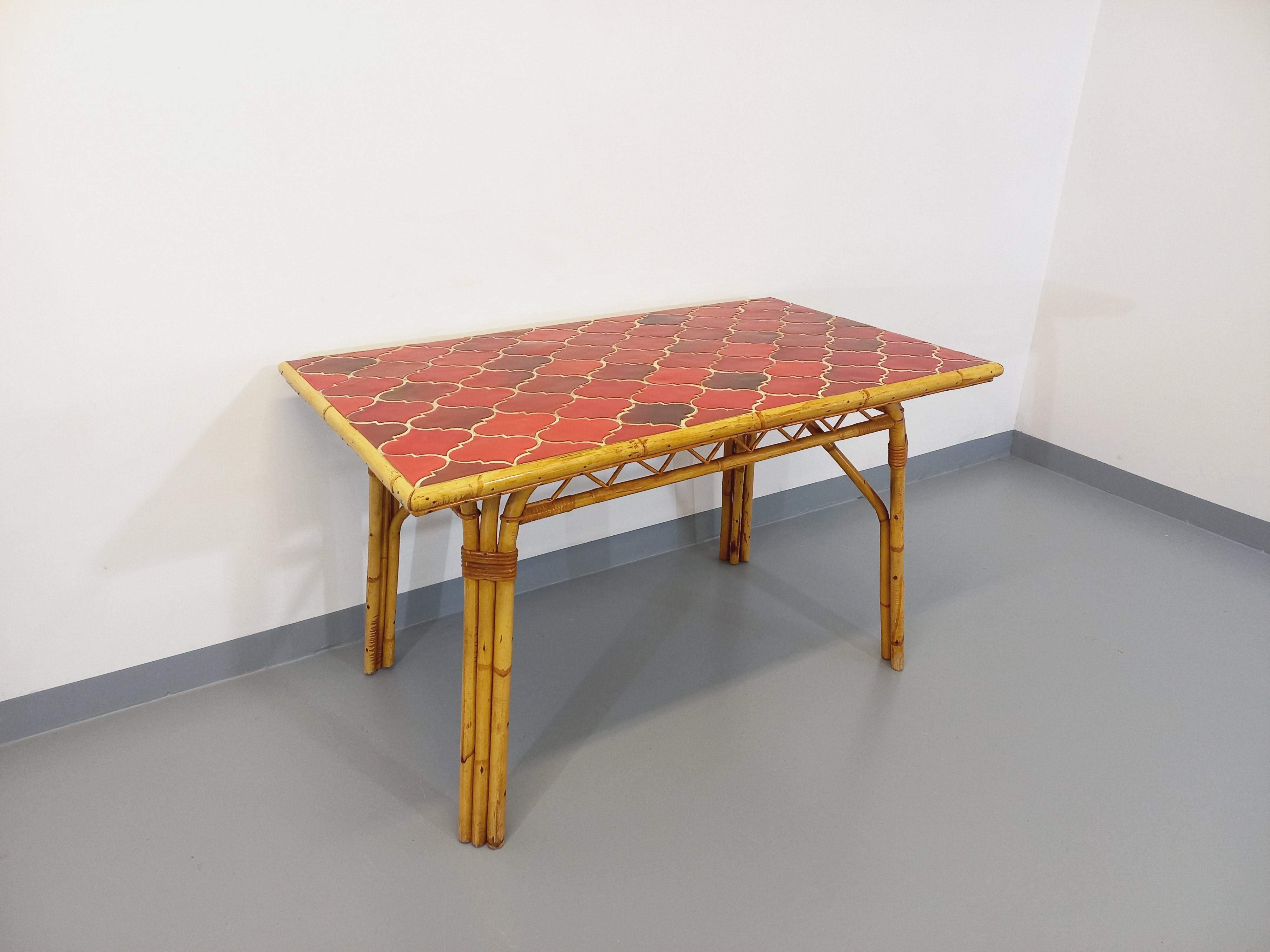 Table à manger vintage Audoux Minet en rotin et céramique de Vallauris en vente 8