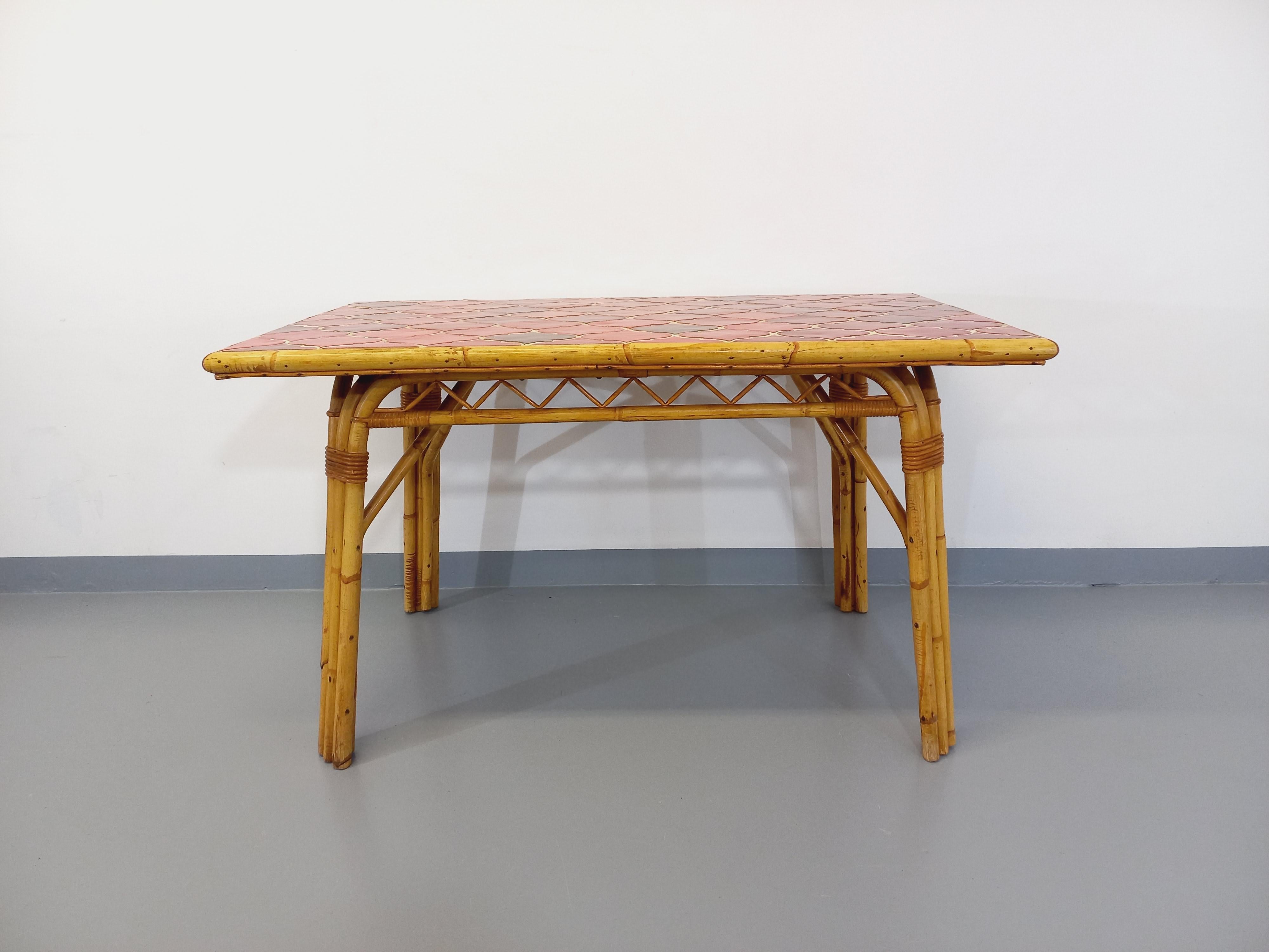 Table à manger vintage Audoux Minet en rotin et céramique de Vallauris en vente 9
