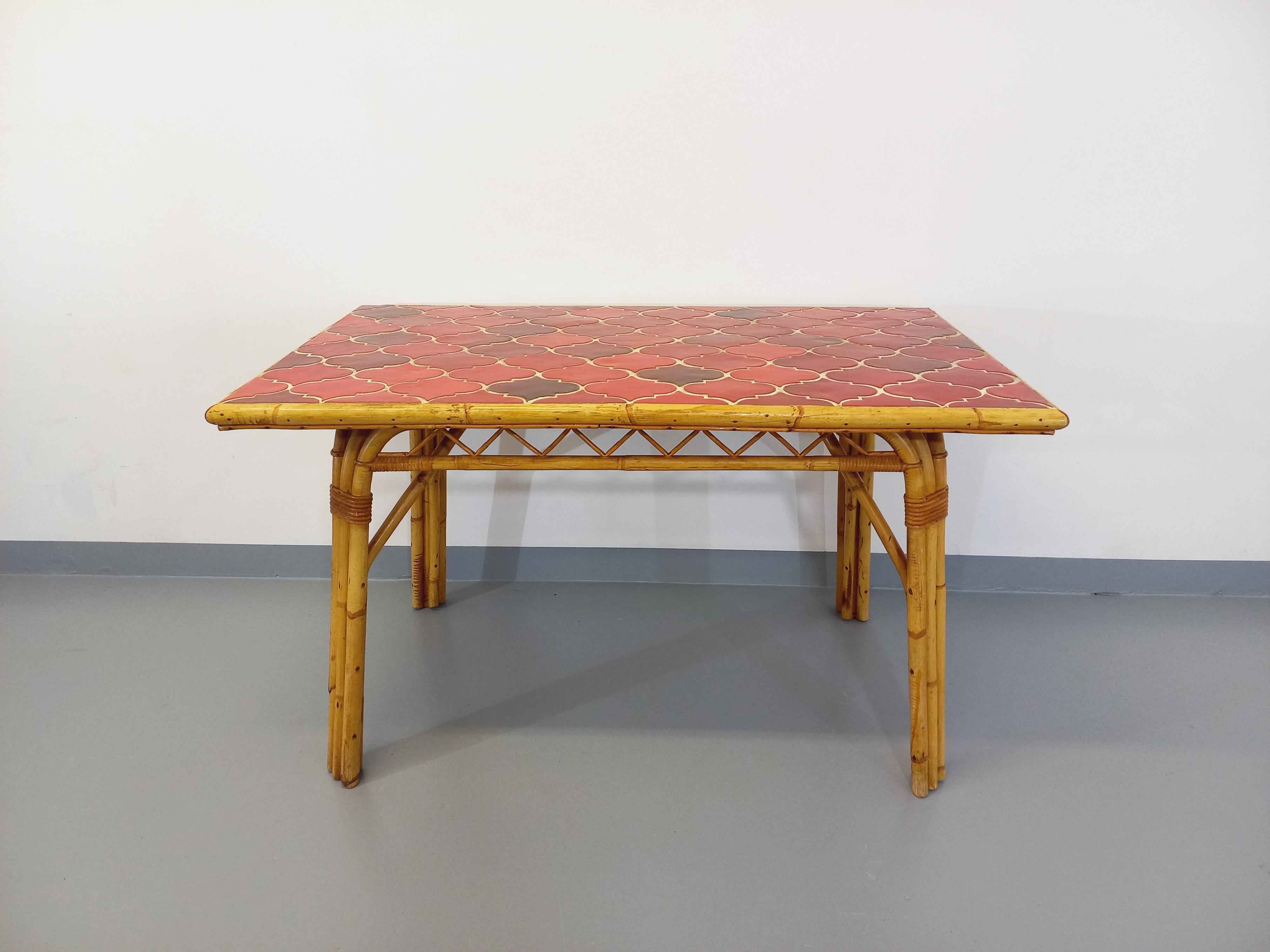 Table à manger vintage Audoux Minet en rotin et céramique de Vallauris en vente 10