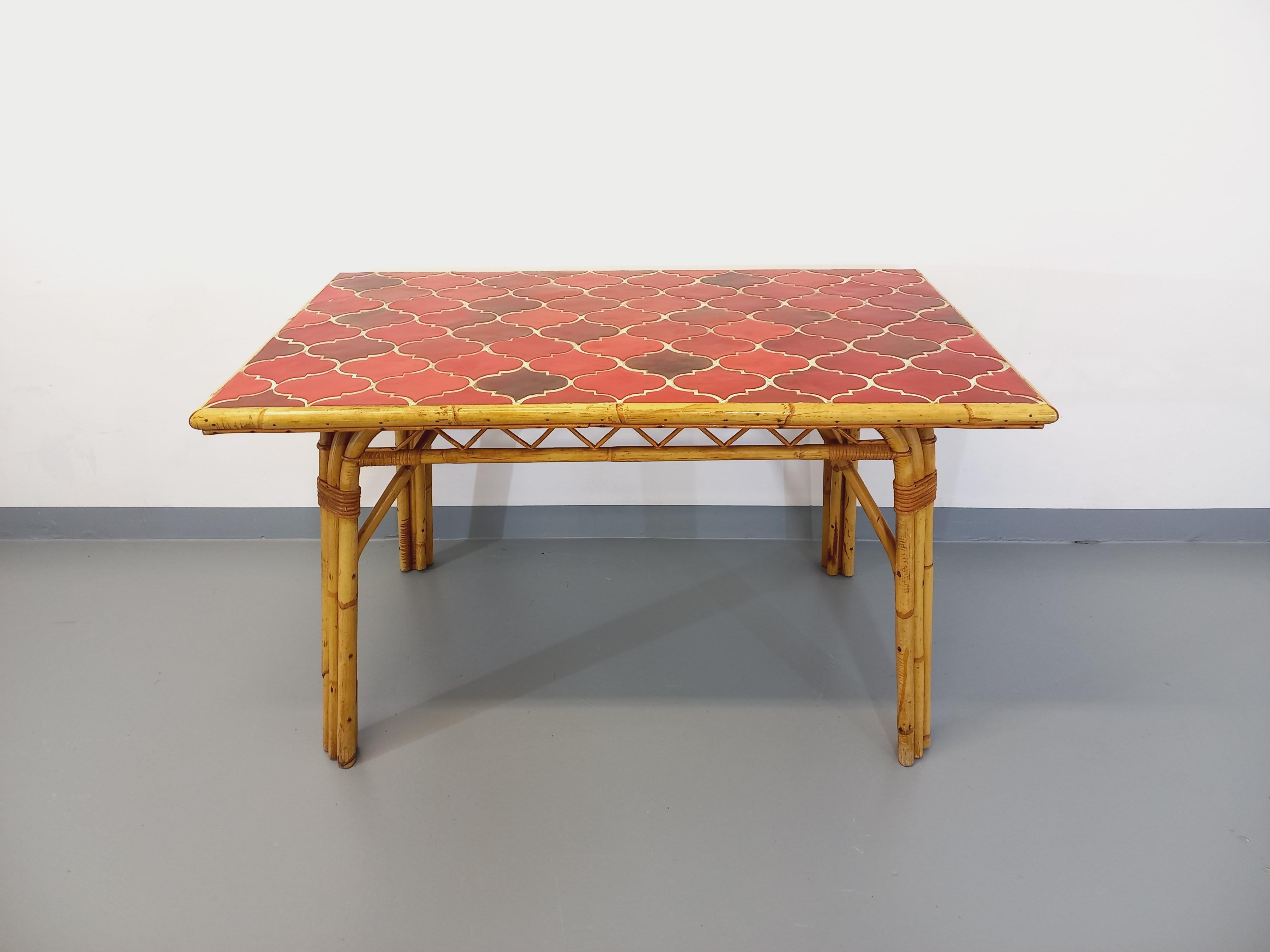 Mid-Century Modern Table à manger vintage Audoux Minet en rotin et céramique de Vallauris en vente