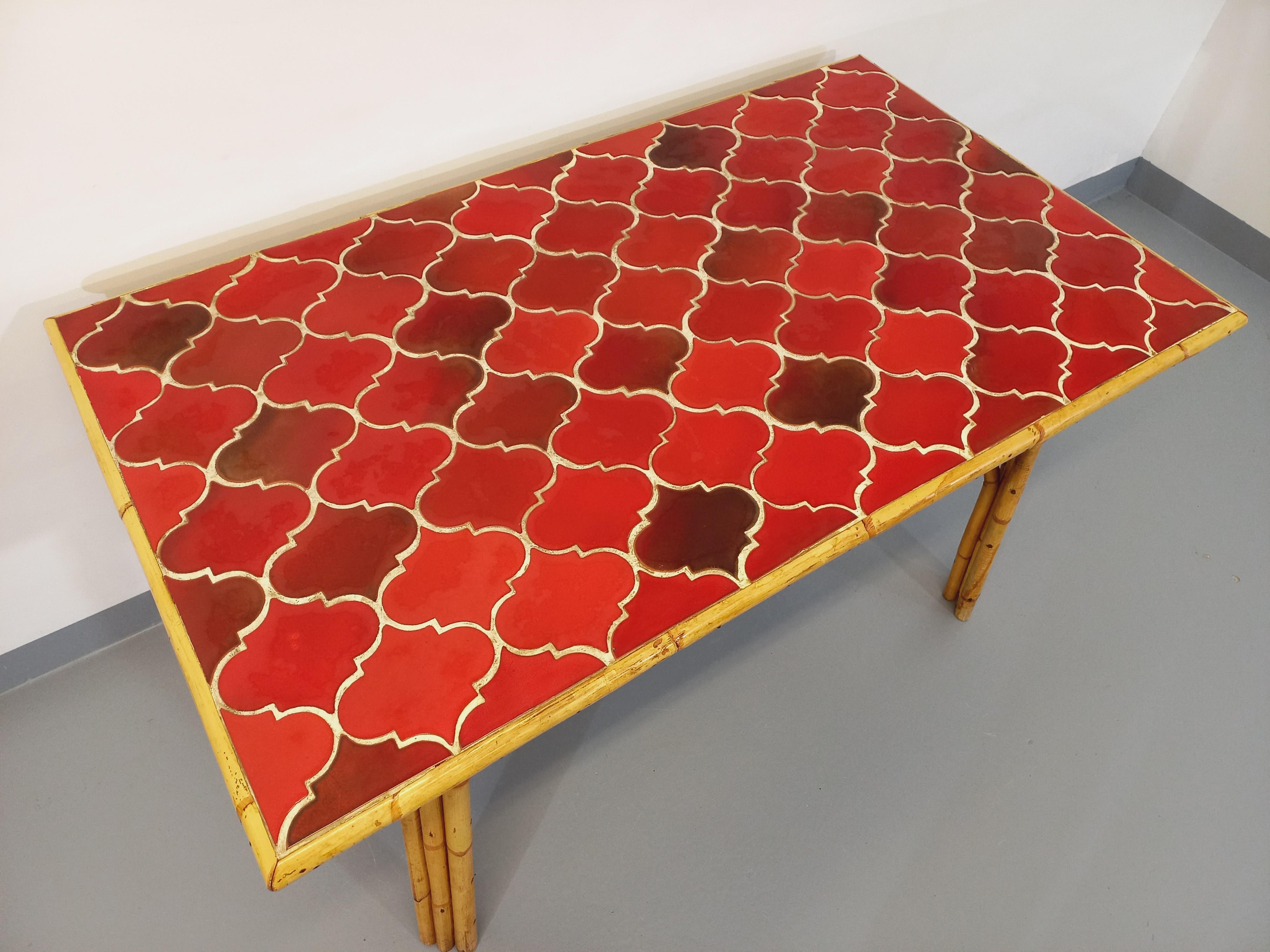 Milieu du XXe siècle Table à manger vintage Audoux Minet en rotin et céramique de Vallauris en vente
