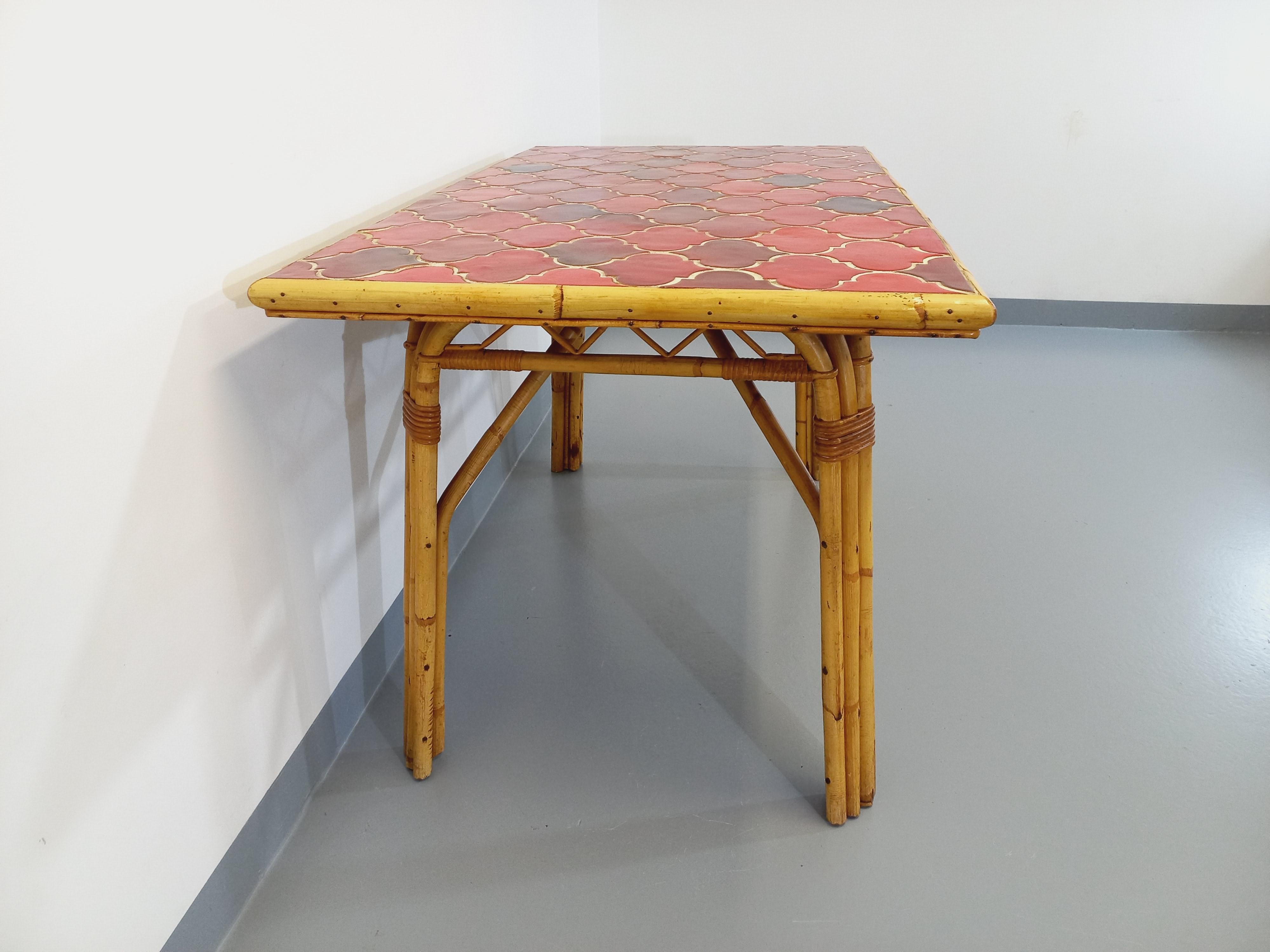 Table à manger vintage Audoux Minet en rotin et céramique de Vallauris en vente 1