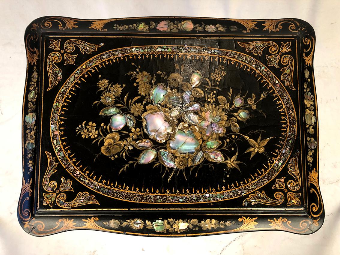 Français Table à ouvrage ou travailleuse Napoléon III, bois noirci burgauté en vente