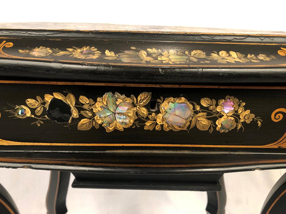 Table à ouvrage ou travailleuse Napoléon III, bois noirci burgauté État moyen - En vente à ROYÈRE-DE-VASSIVIÈRE, FR