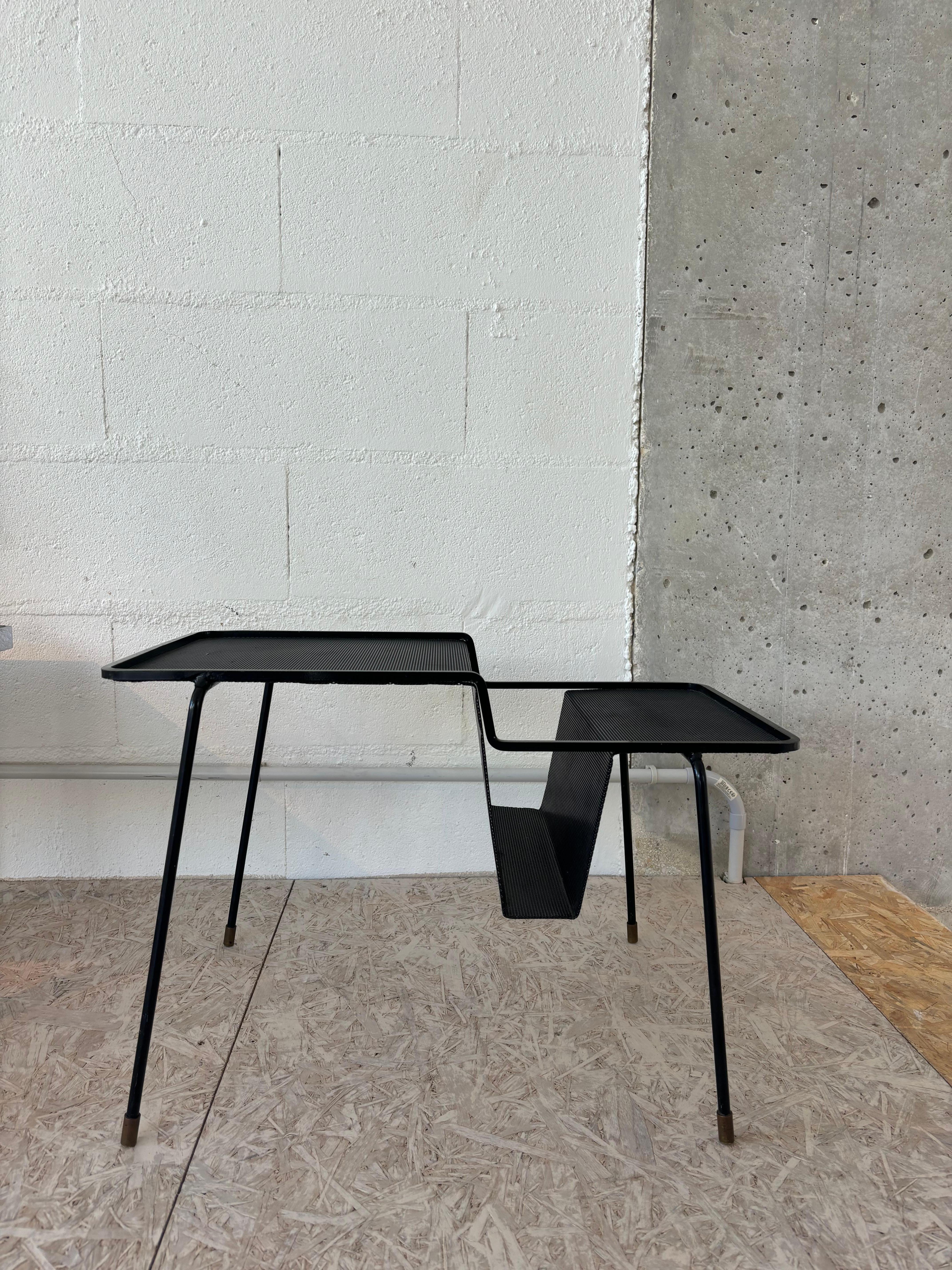 Francese Table à porte revue dite java par Mathieu Matégot in vendita