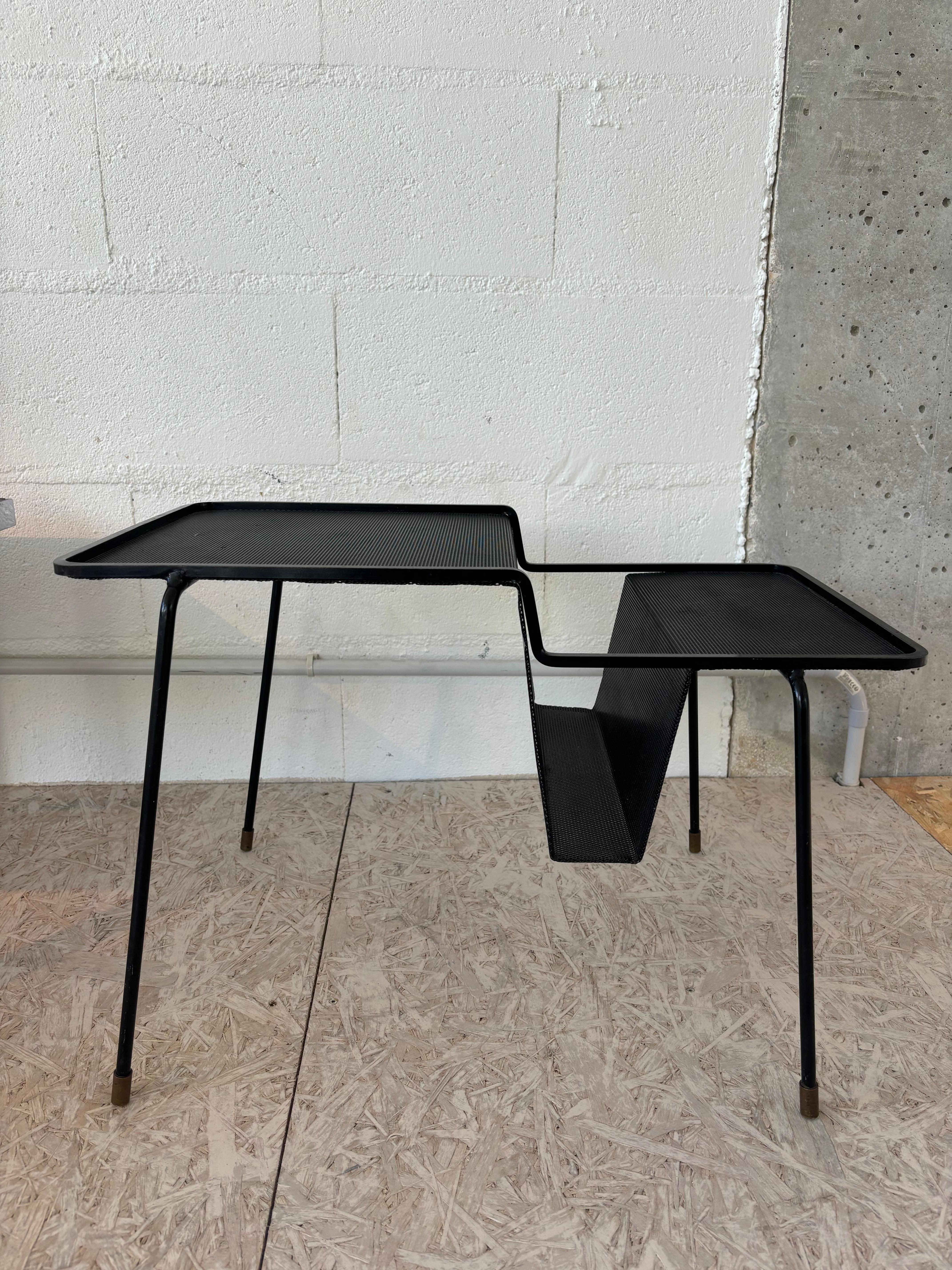 Metà XX secolo Table à porte revue dite java par Mathieu Matégot in vendita