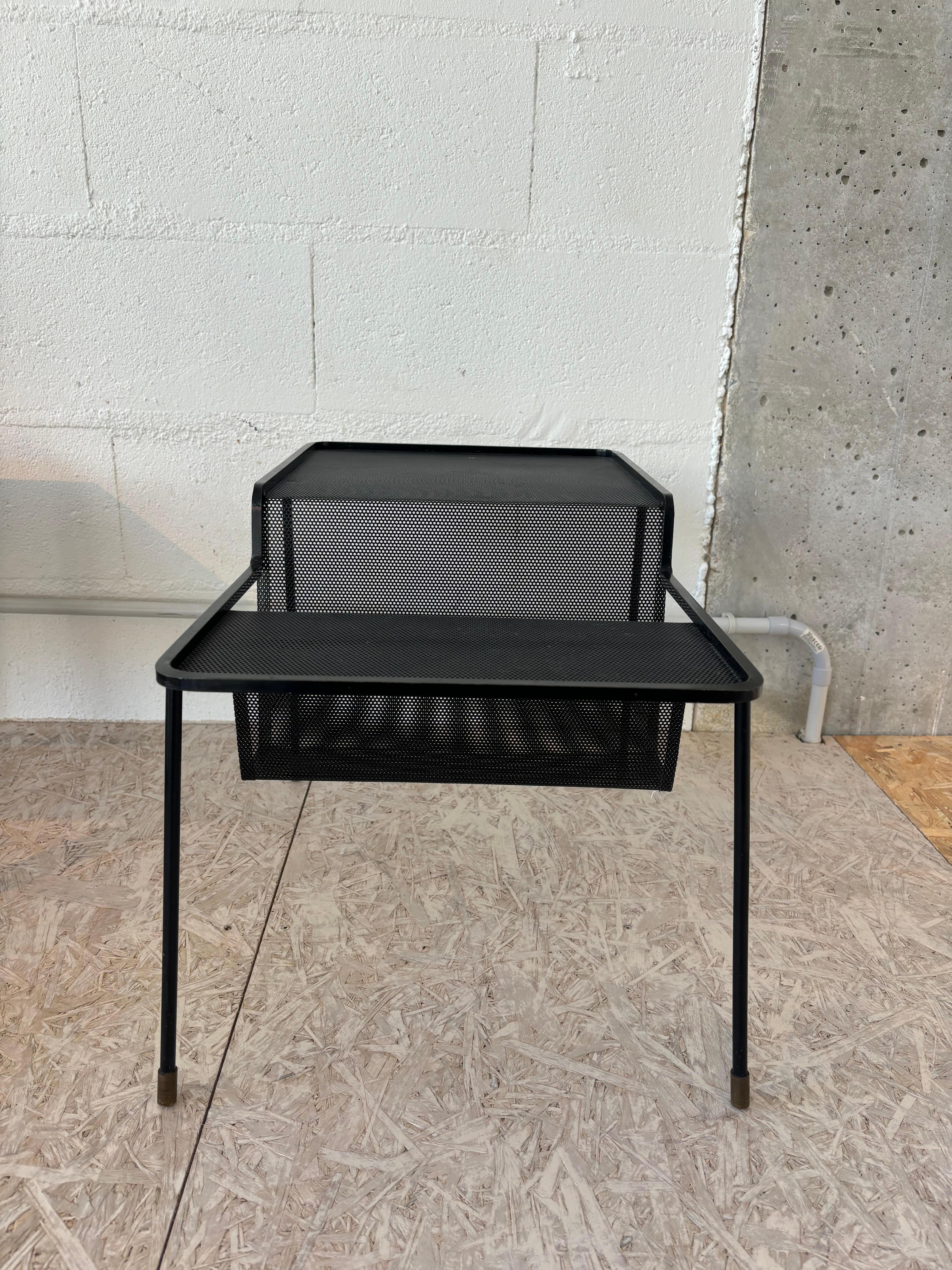 Metallo Table à porte revue dite java par Mathieu Matégot in vendita