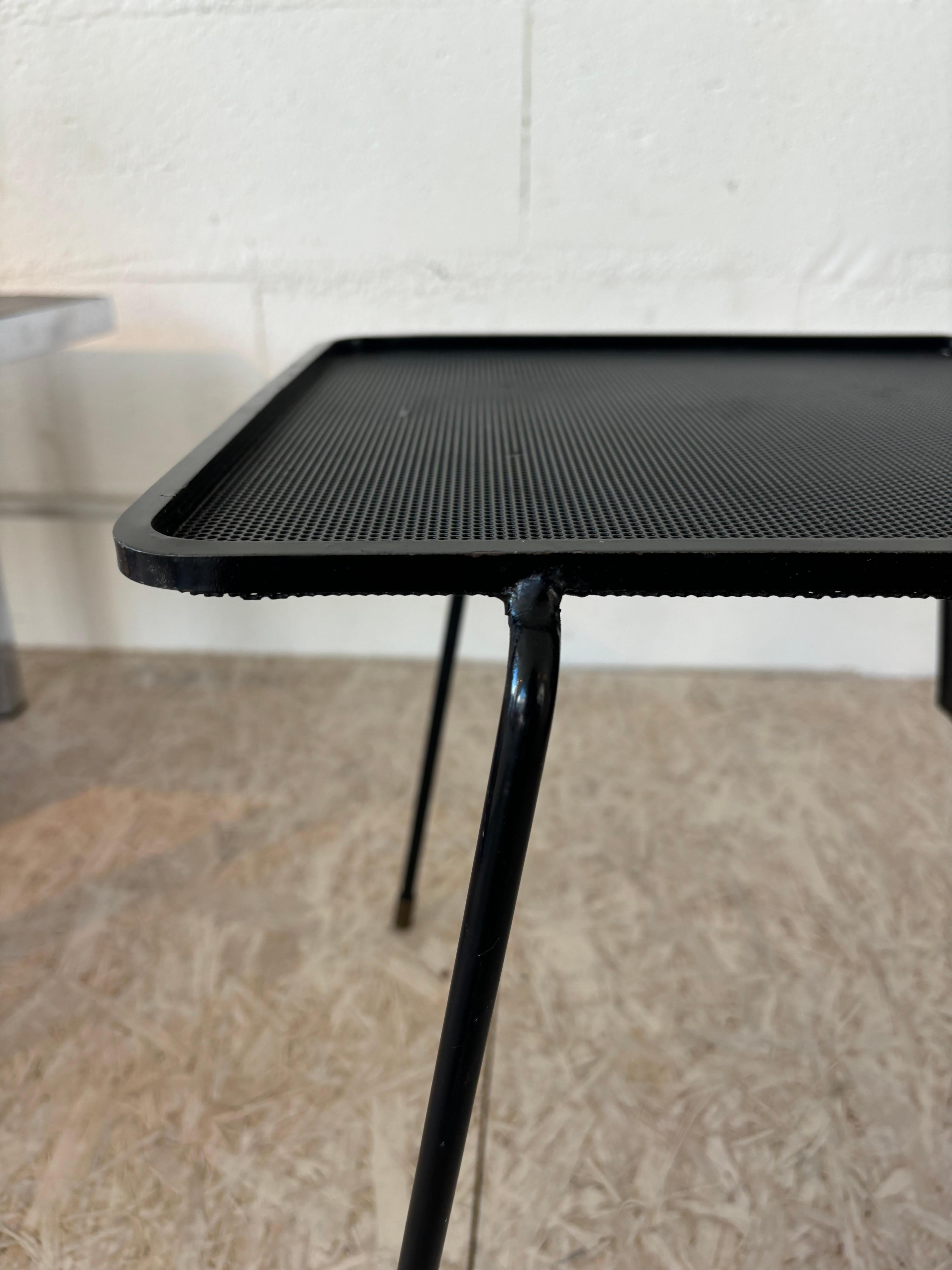 Table à porte revue dite java par Mathieu Matégot in vendita 2