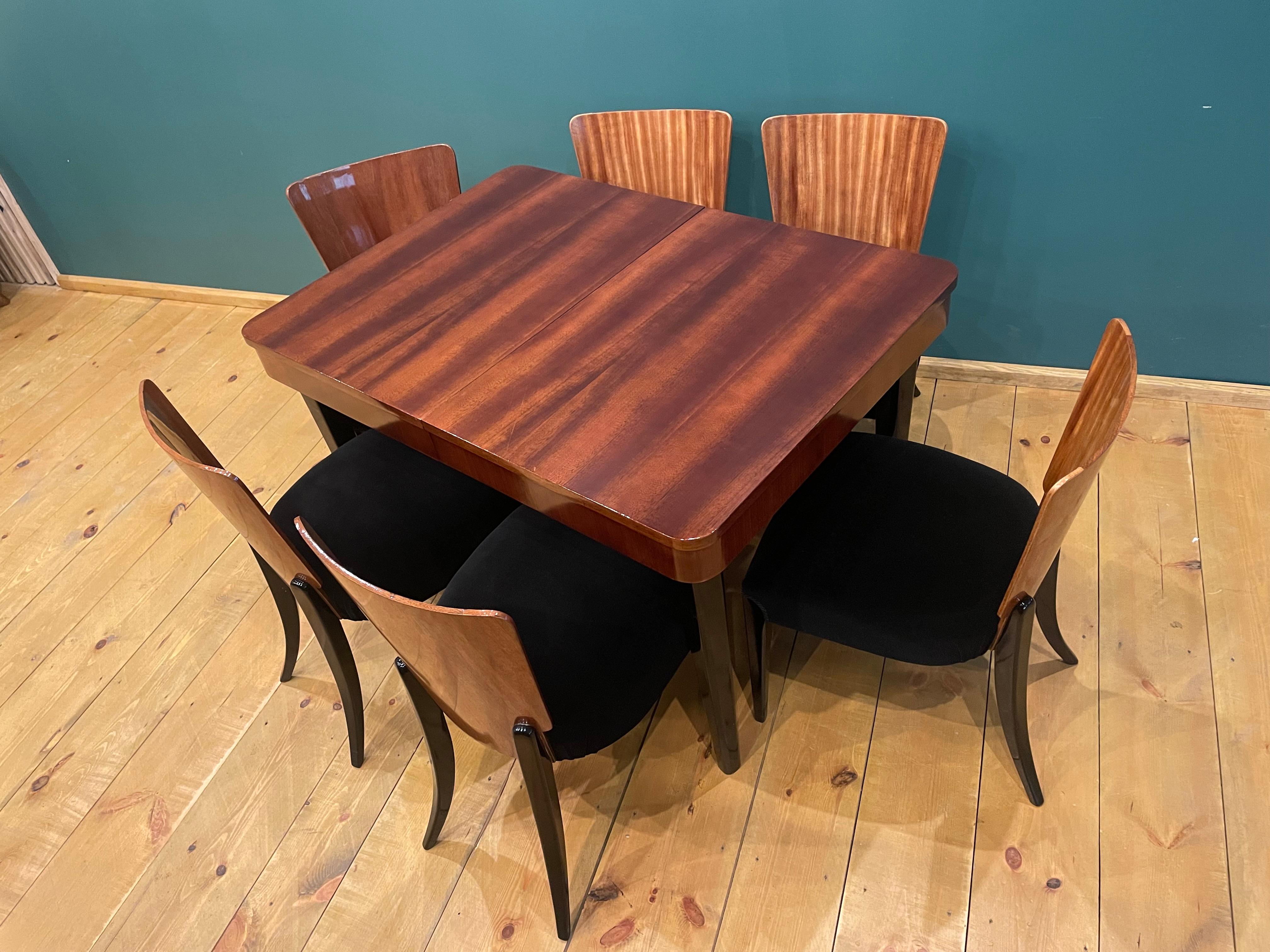 Wir präsentieren Art Deco Esszimmermöbel, die einen Tisch und vier Stühle umfassen. Ein Set aus dem Jahr 1940, entworfen von einem berühmten tschechischen Designer
Jindrich Halabala, (ein tschechischer Designer, der zu den bedeutendsten Schöpfern