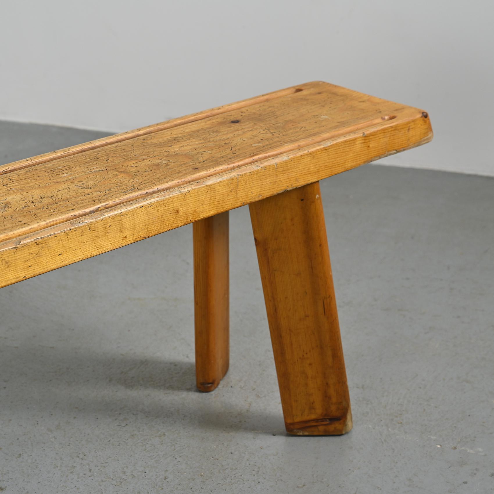 
Rare ensemble conçu par Christian Durupt, ébéniste français de renom qui a collaboré avec Charlotte Perriand.

La table de salle à manger et ses deux bancs rainurés sont entièrement réalisés en mélèze massif : le plateau épais, assemblé et