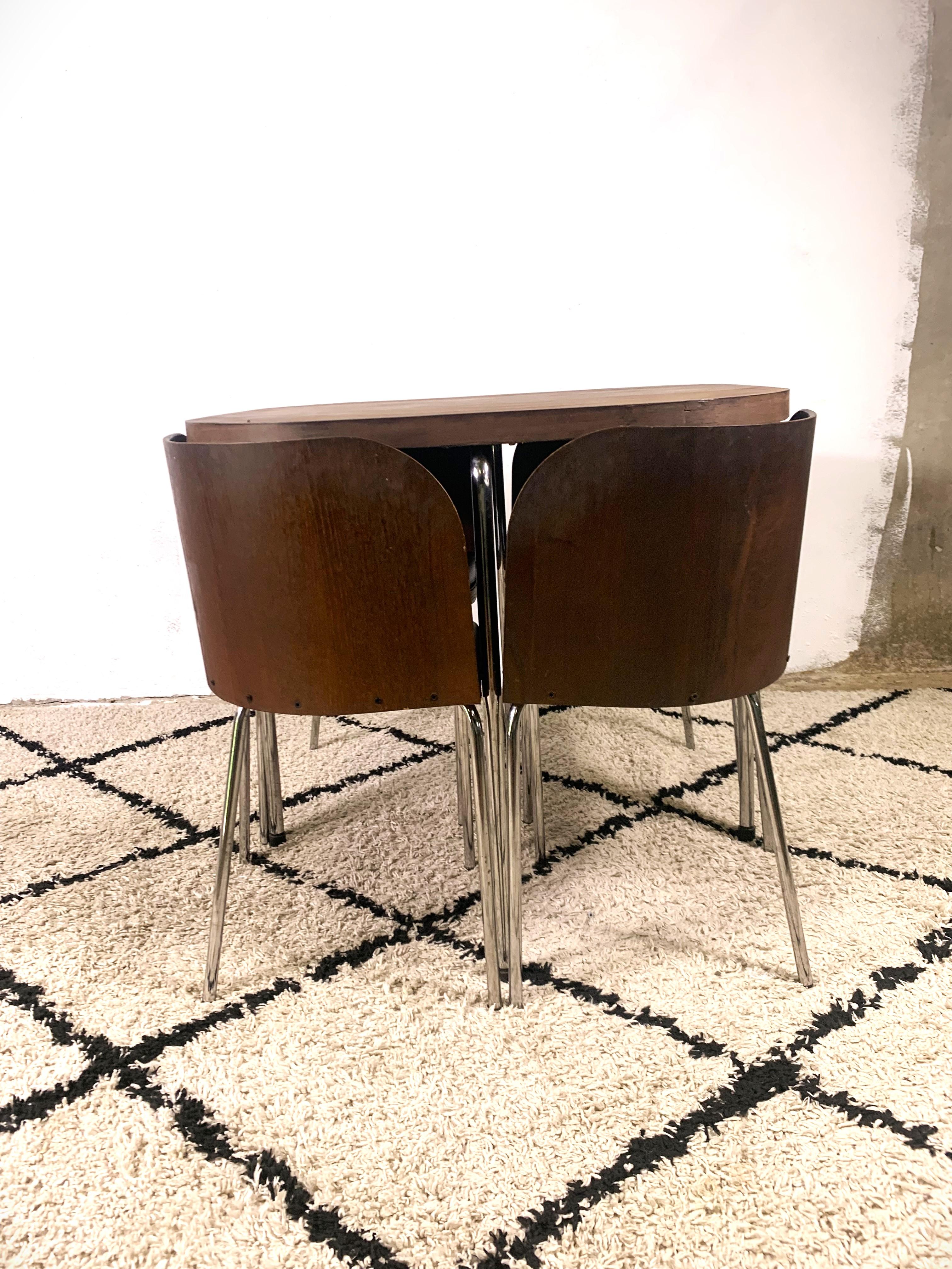 Ensemble de salle à manger Ikea des années 70 en bon état. Traces d'utilisation sur la table et les chaises et petits dommages sous les sièges, invisibles et n'affectant pas le confort d'utilisation. Pièces chromées sans dommage, sièges en