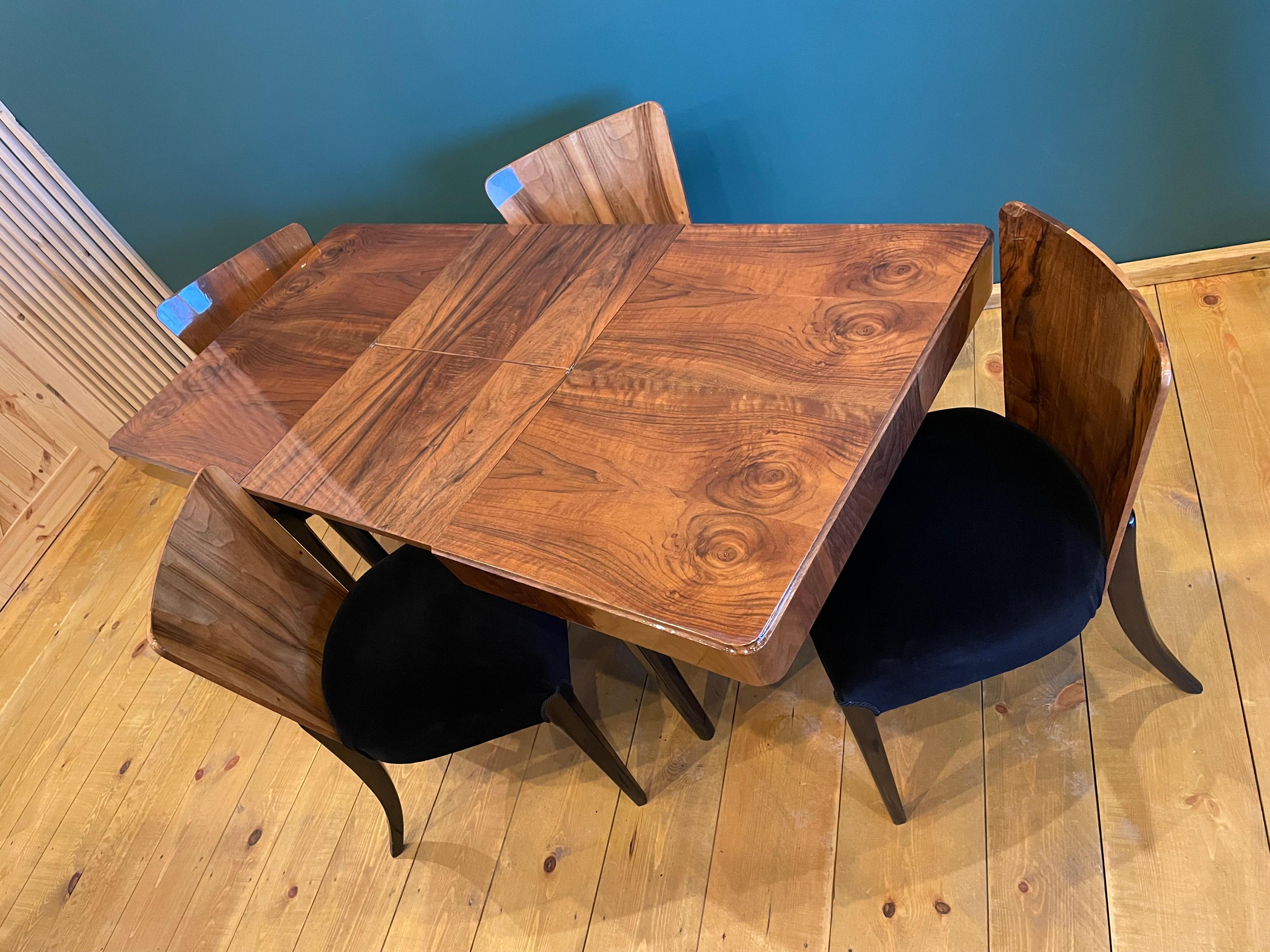 Tisch und vier Art-Déco-Stühle von J. Halabala im Angebot 3