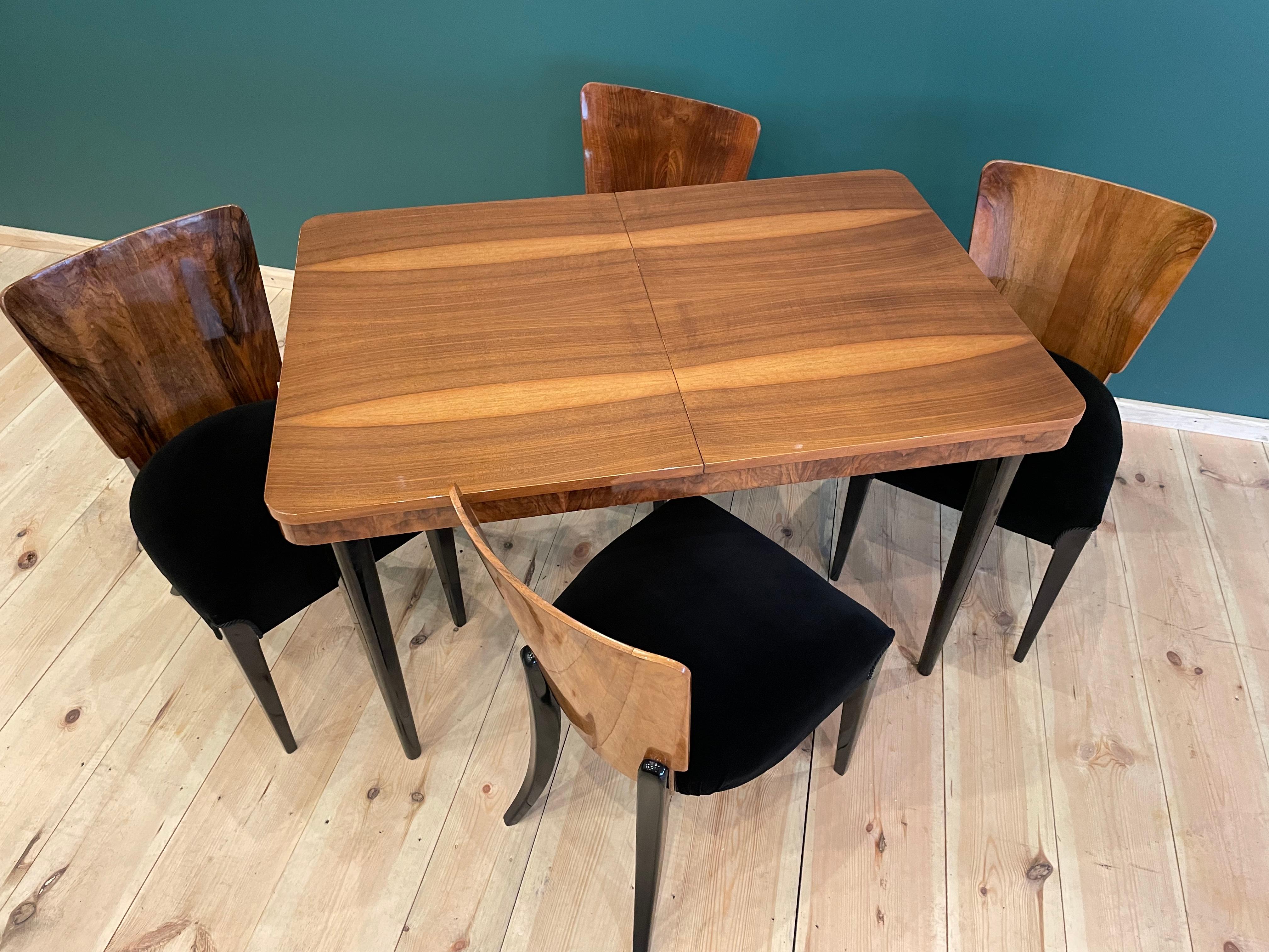 Tisch und vier Art-Déco-Stühle von J. Halabala (Art déco) im Angebot