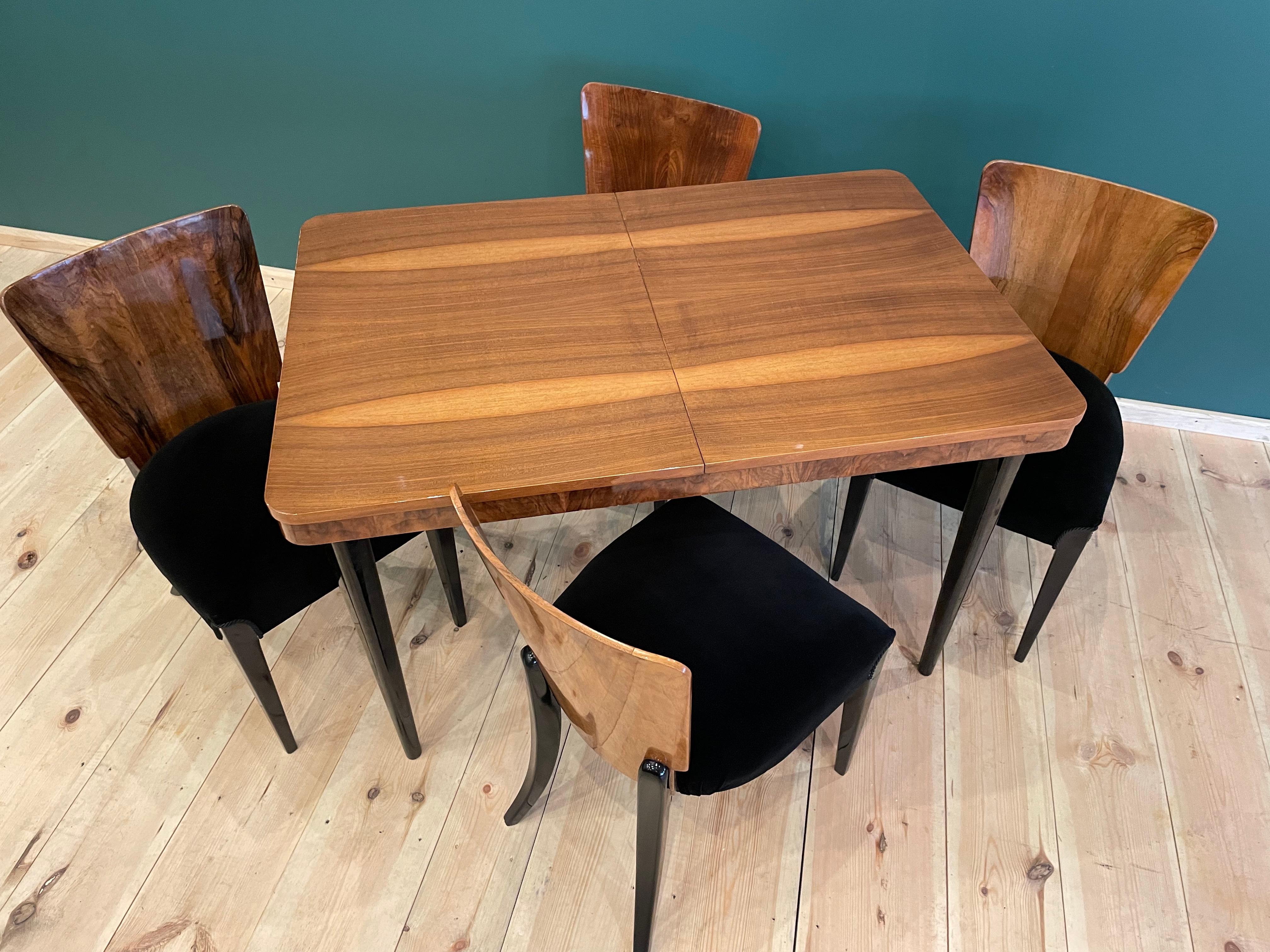 Tchèque Table et quatre chaises Art déco par J. Halabala en vente