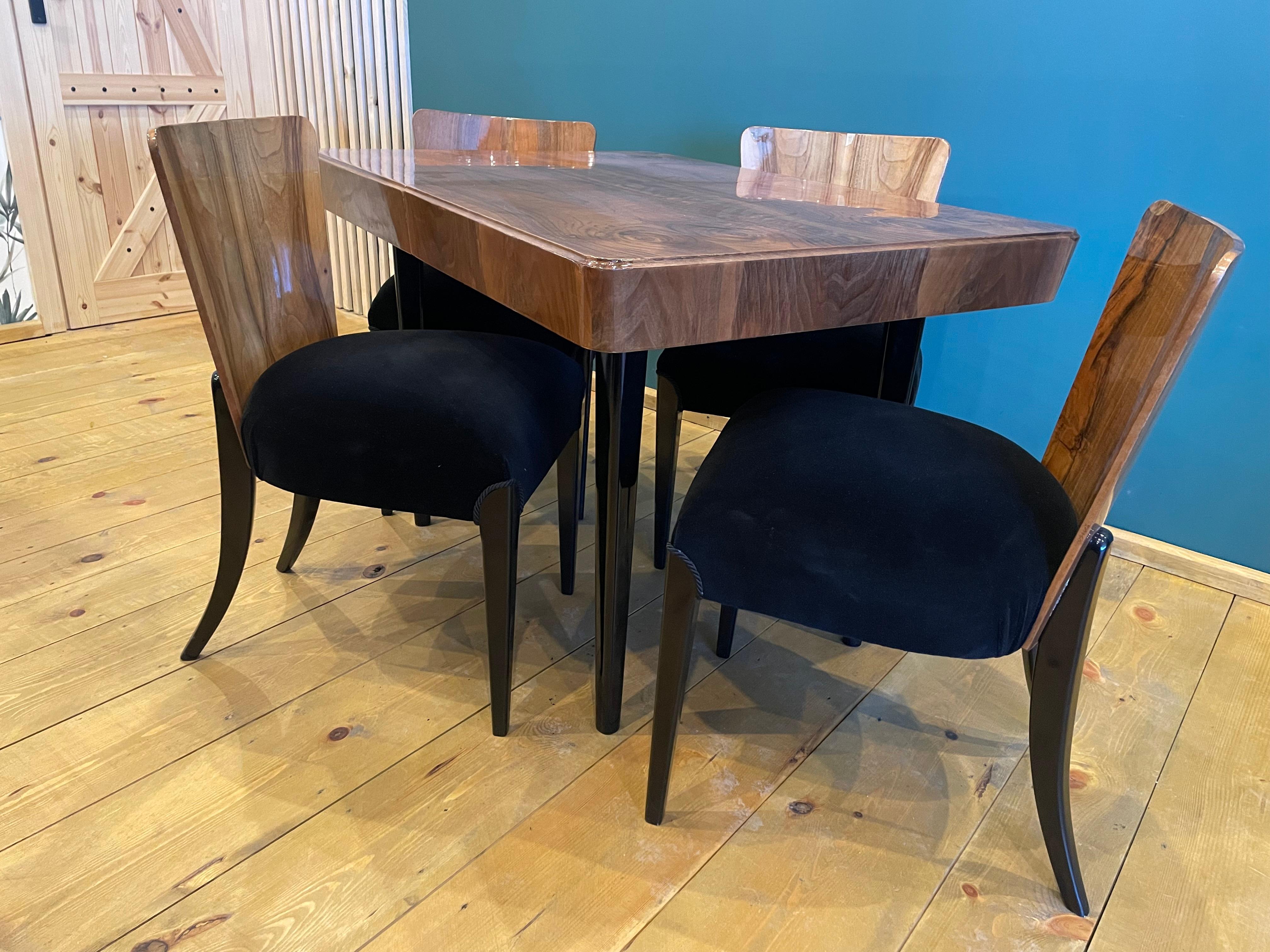 Tisch und vier Art-Déco-Stühle von J. Halabala (Tschechisch) im Angebot