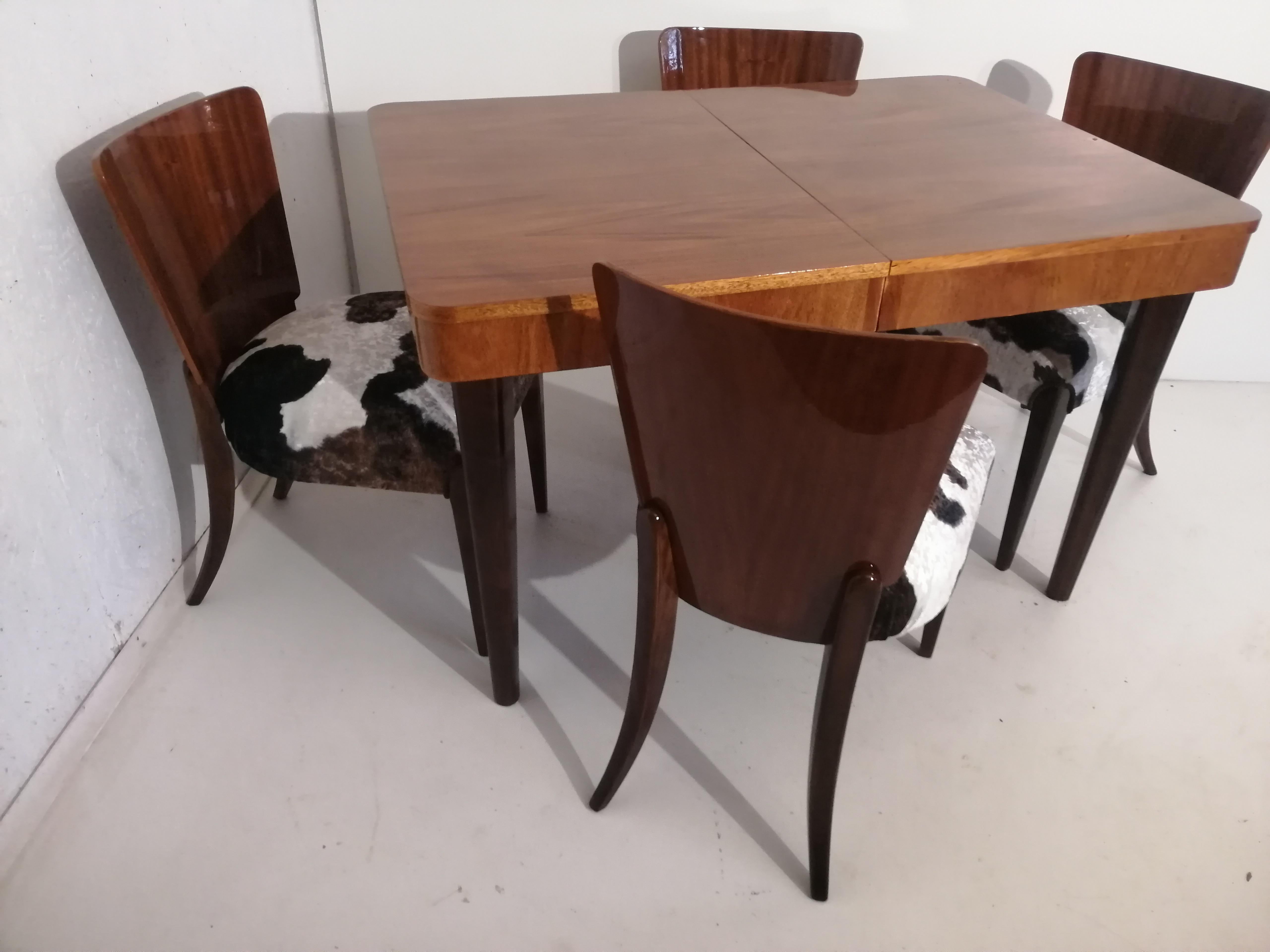 Tisch und vier Art-Déco-Stühle von J. Halabala (Walnuss) im Angebot