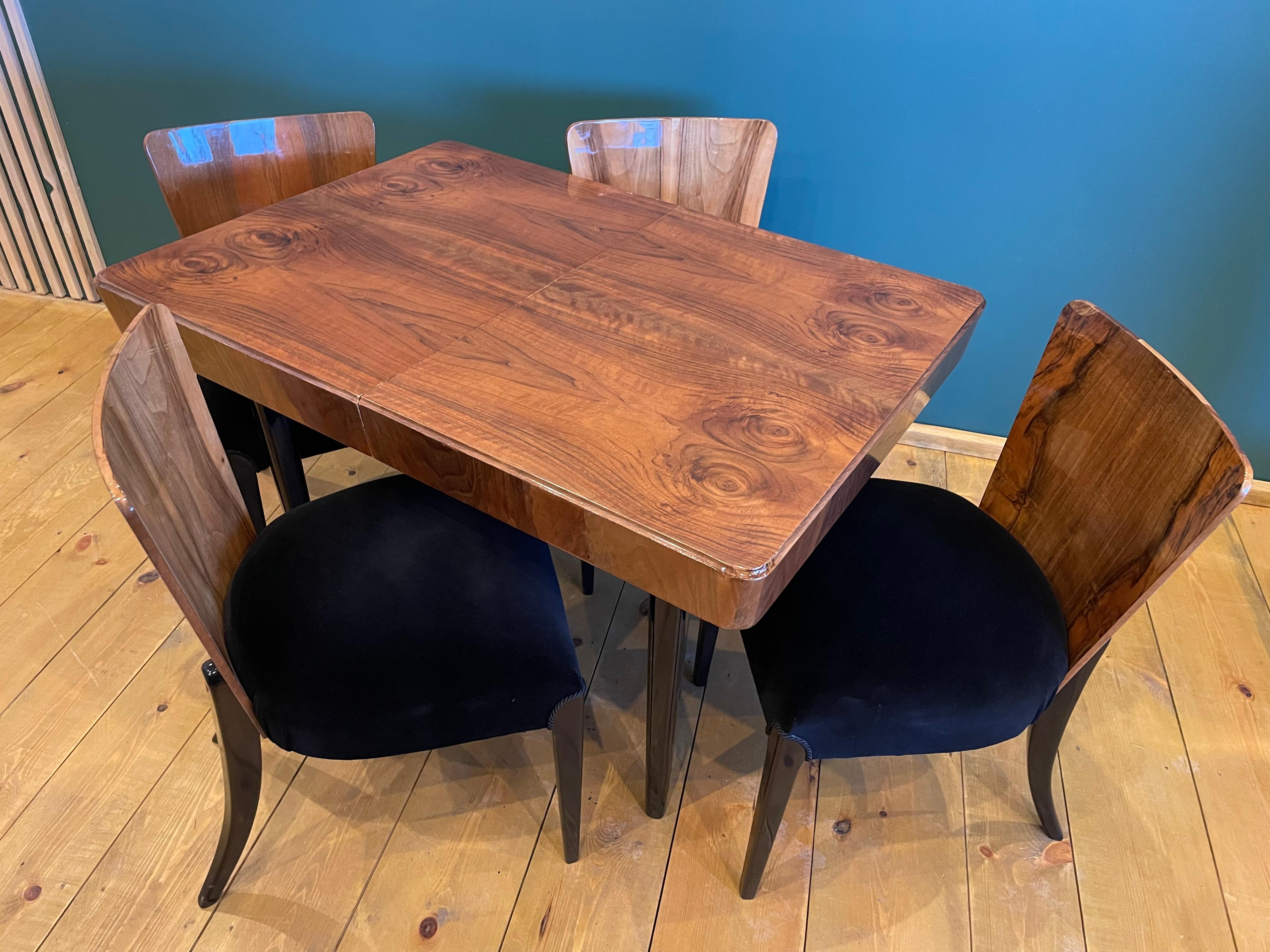 Tisch und vier Art-Déco-Stühle von J. Halabala (Walnuss) im Angebot